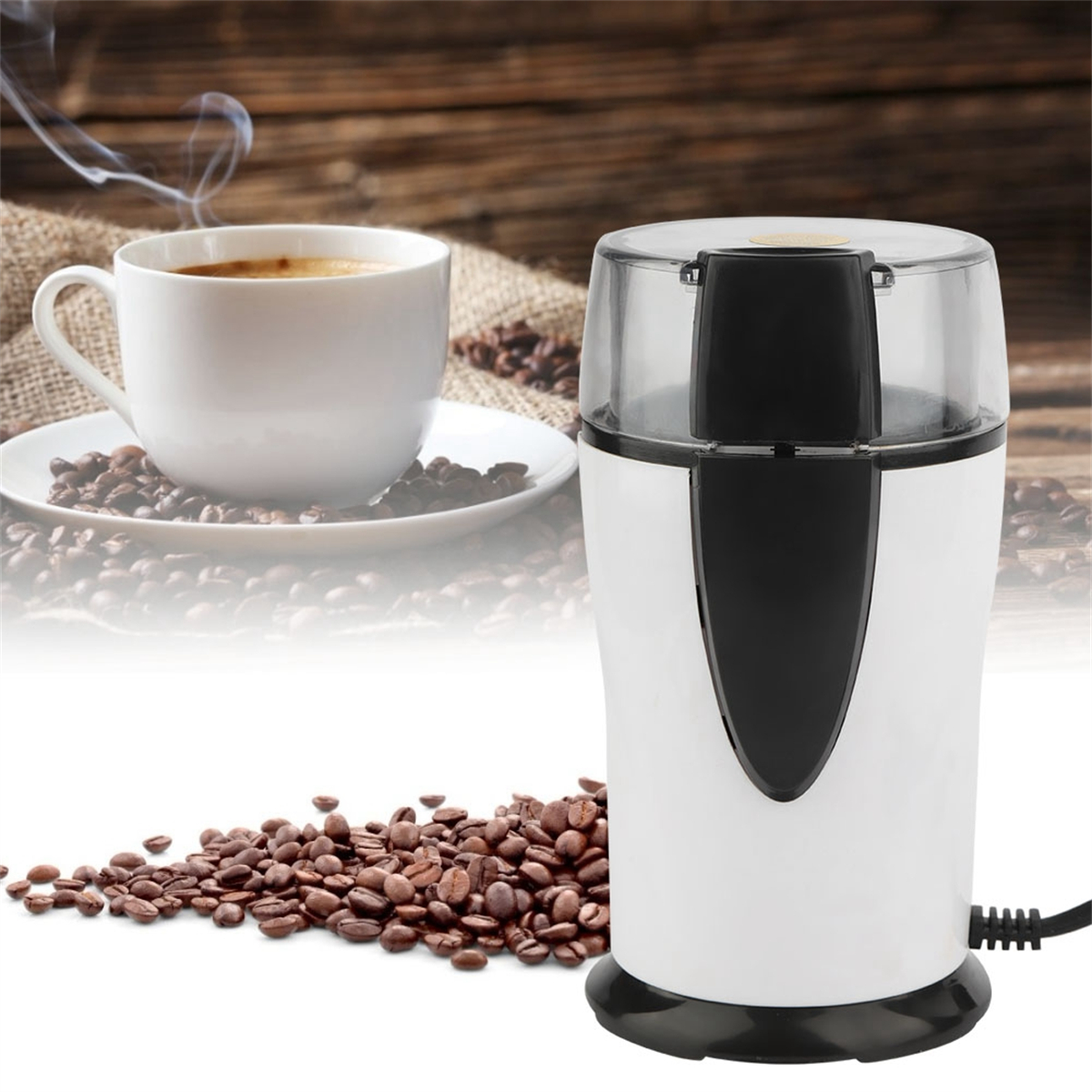 Weiße Kaffeemühle mit einer Tasse Kaffee und Kaffeebohnen. Der Hintergrund ist holzig.