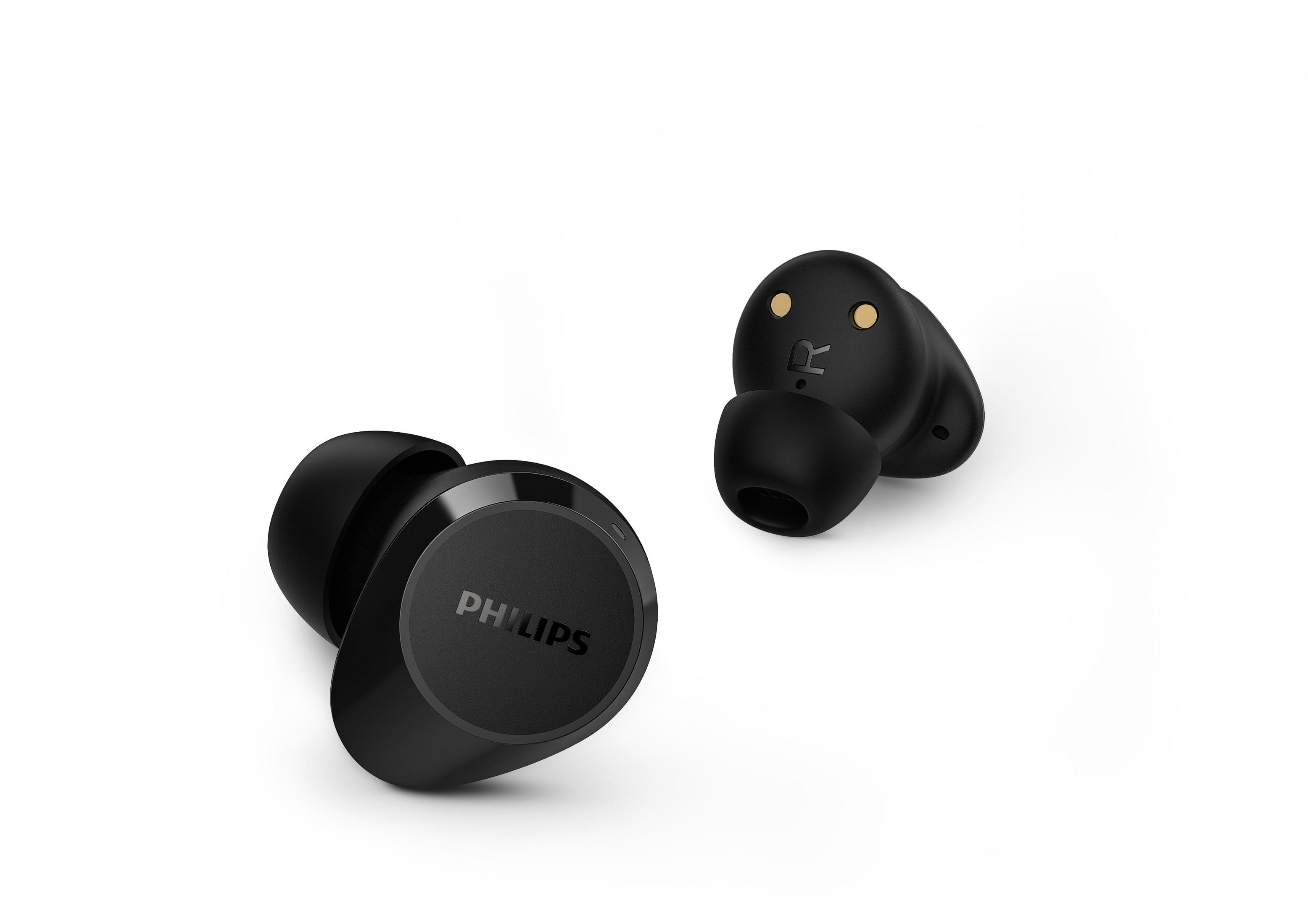 Dos auriculares negros Philips. Uno inclinado para mostrar el logo. Fondo blanco.