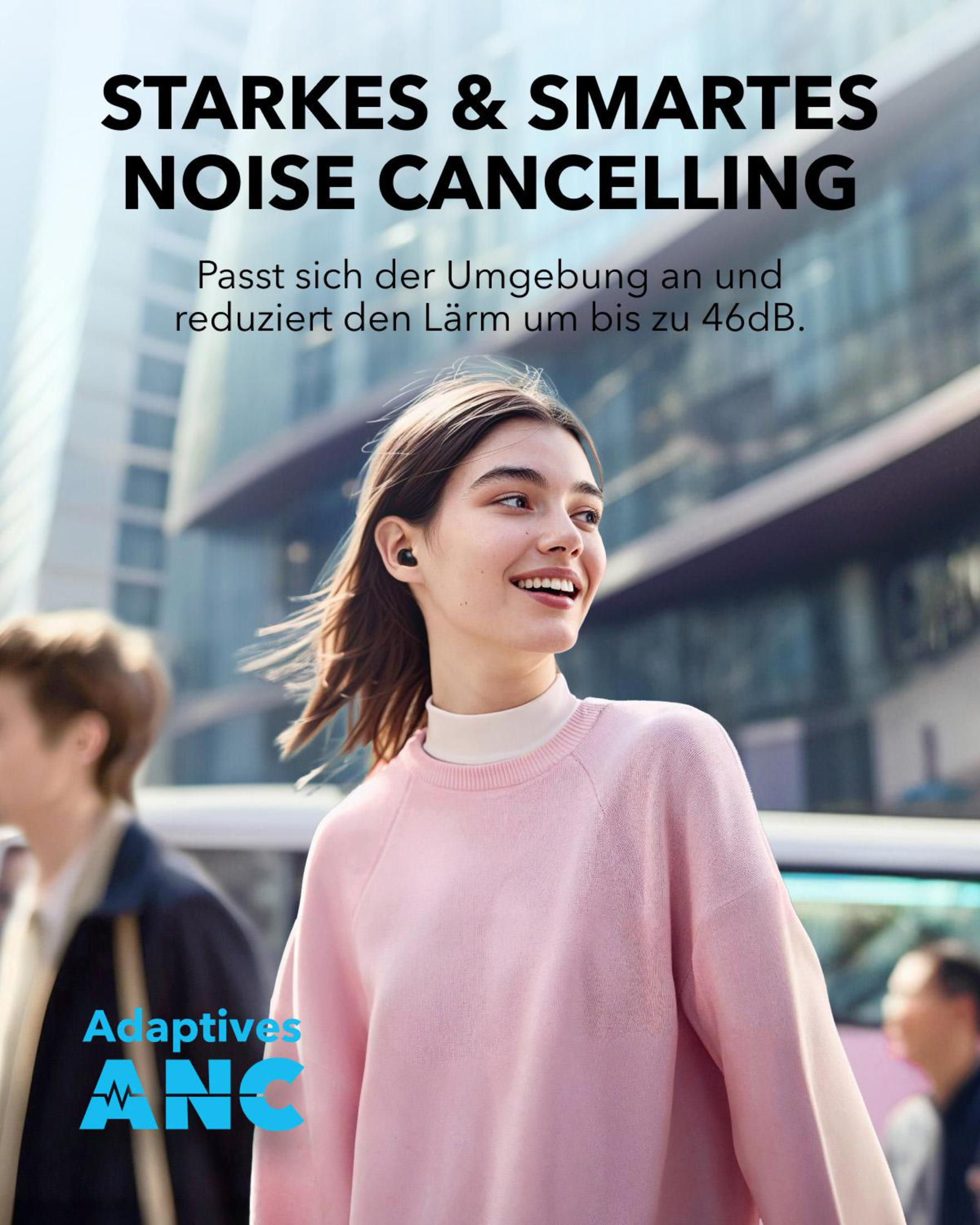 Frau in rosa Pullover, lächelnd. Text: 'Noise Cancelling'. Kopfhörer in den Ohren. Stadtbild unscharf.