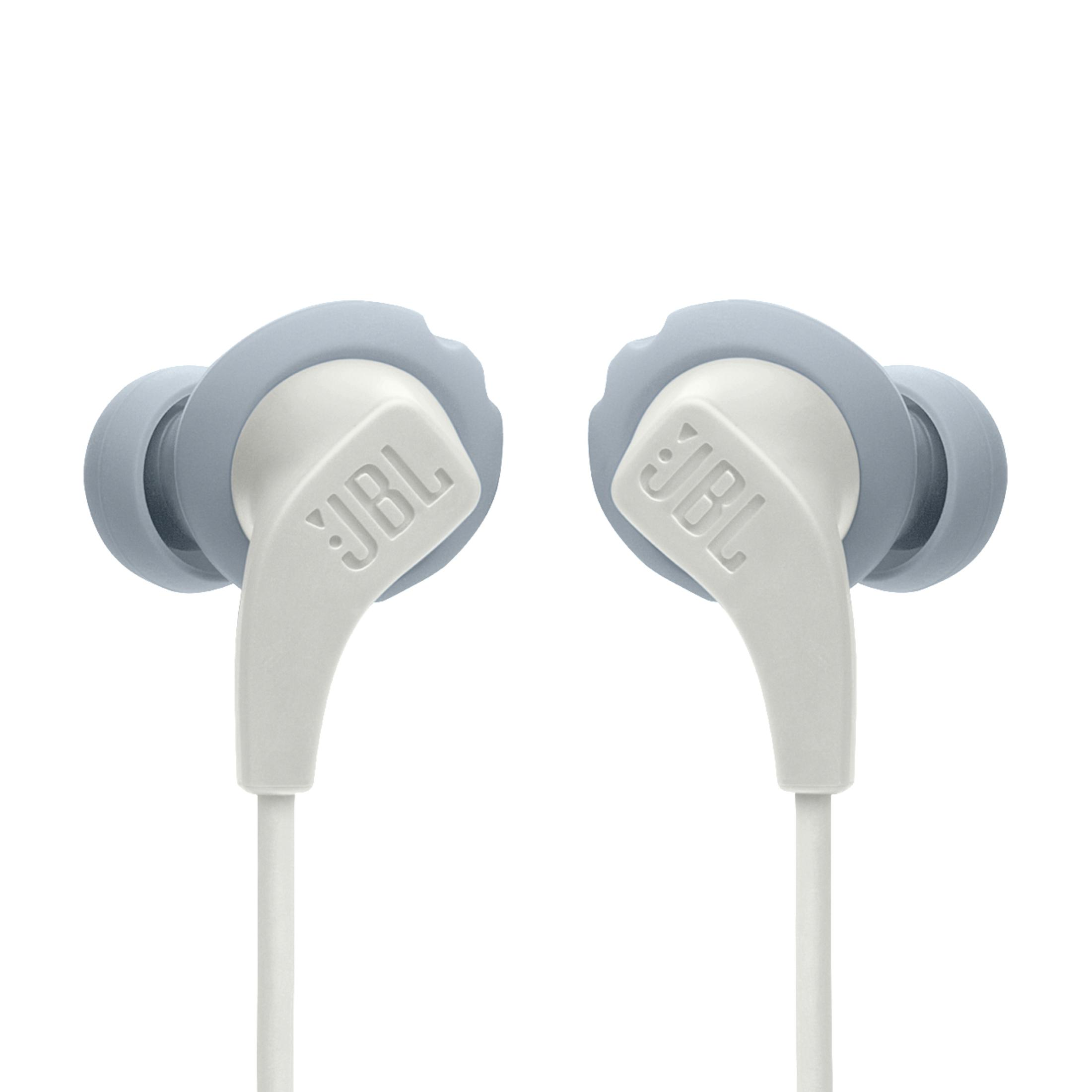 Due auricolari JBL bianchi e azzurri con cavi bianchi. Ogni auricolare ha il marchio JBL.