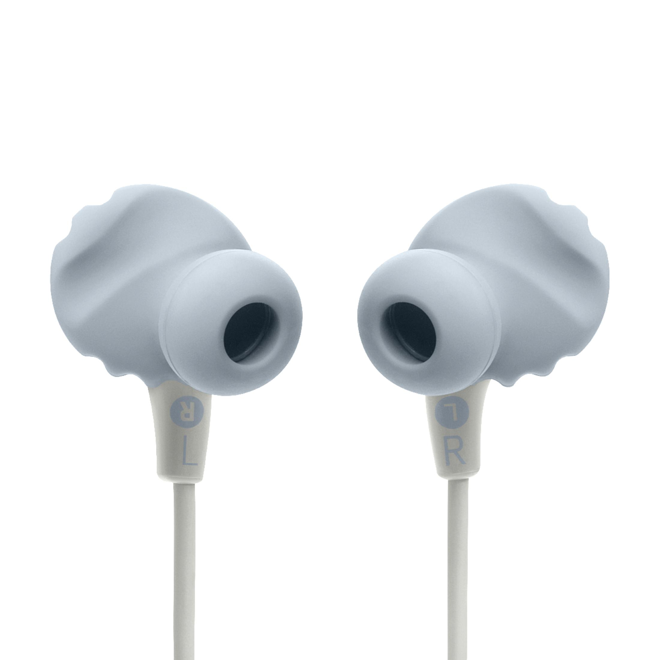 Due auricolari grigi, contrassegnati R e L, con cavi bianchi. Sono su uno sfondo bianco.