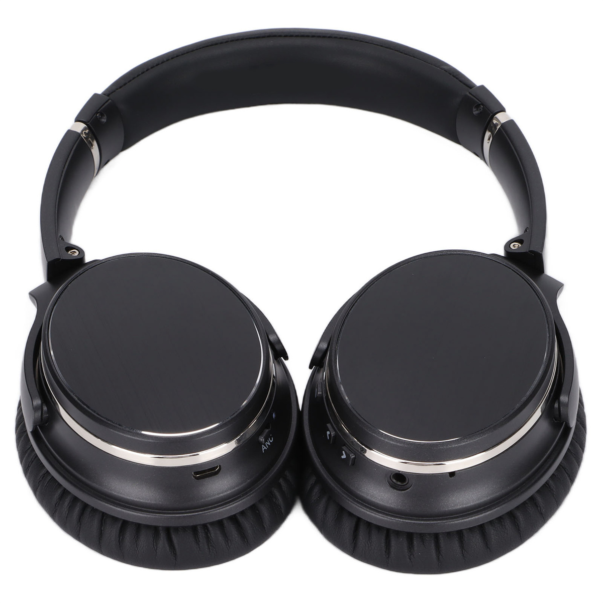 Schwarze Over-Ear-Kopfhörer mit silbernen Akzenten. Weißer Hintergrund.