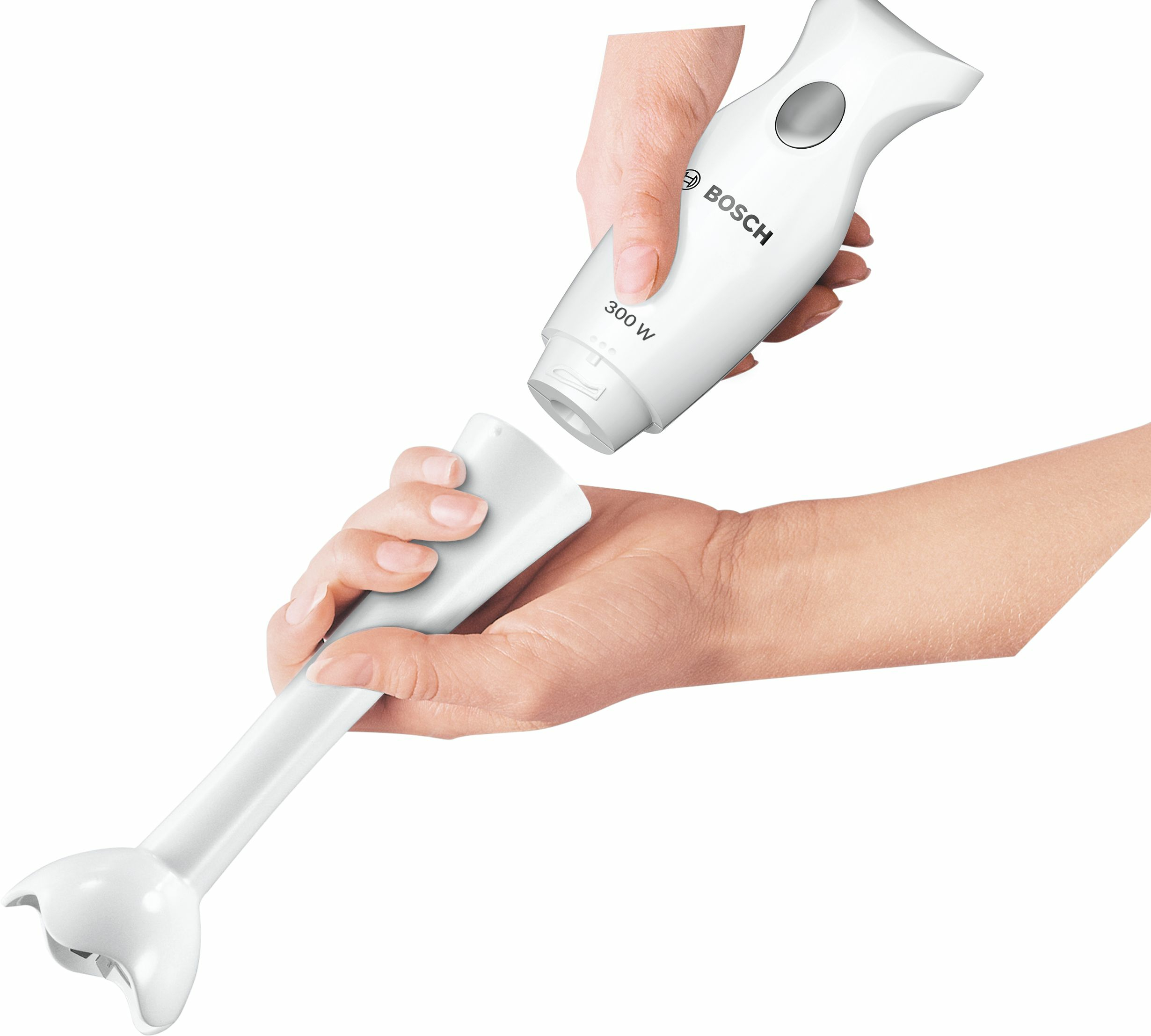 Weißer Bosch Stabmixer, zerlegt, gehalten von zwei Händen vor weißem Hintergrund.