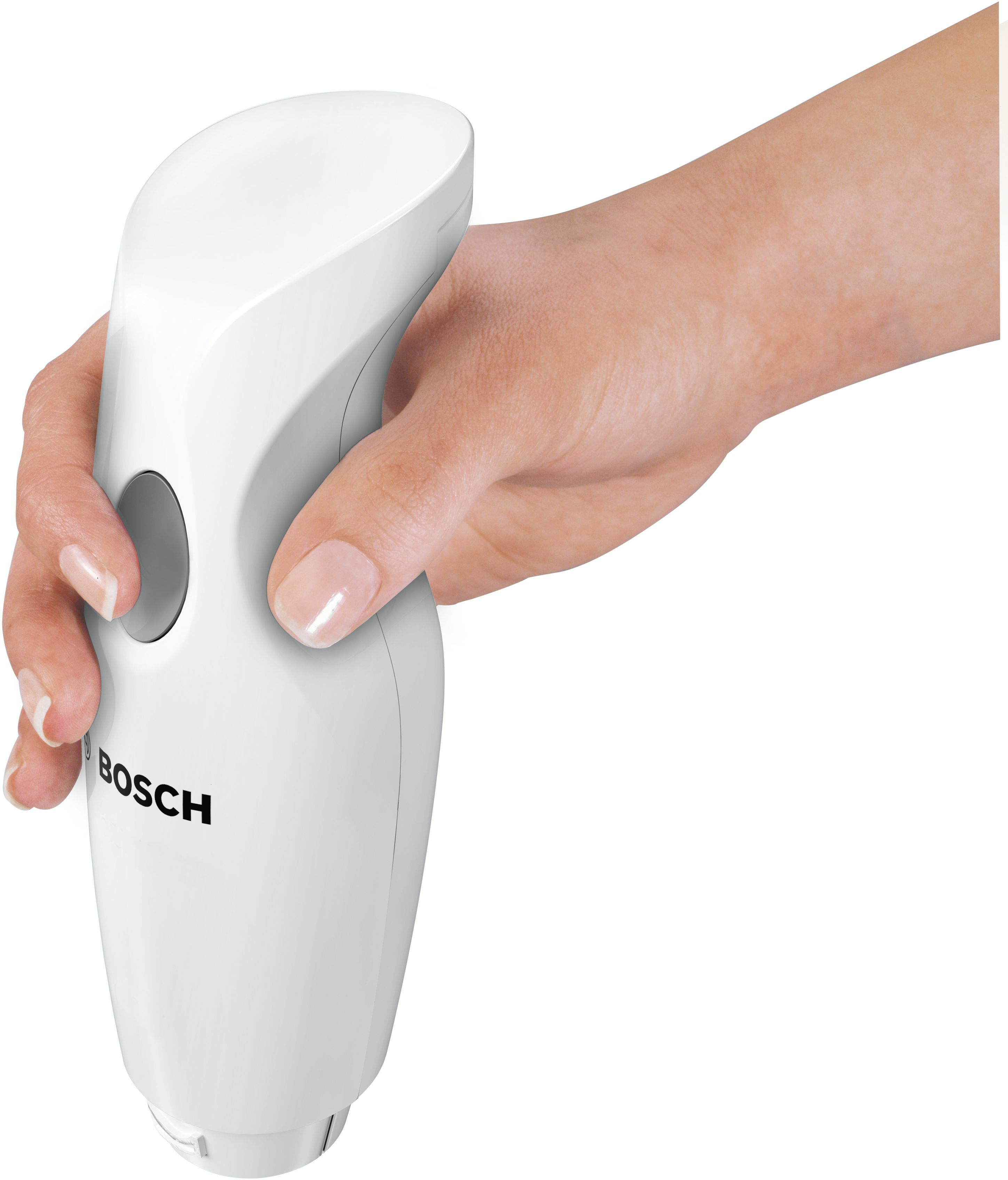 Weißer Handmixer, der von einer Person gehalten wird. Grauer Knopf, BOSCH-Logo, weißer Hintergrund.