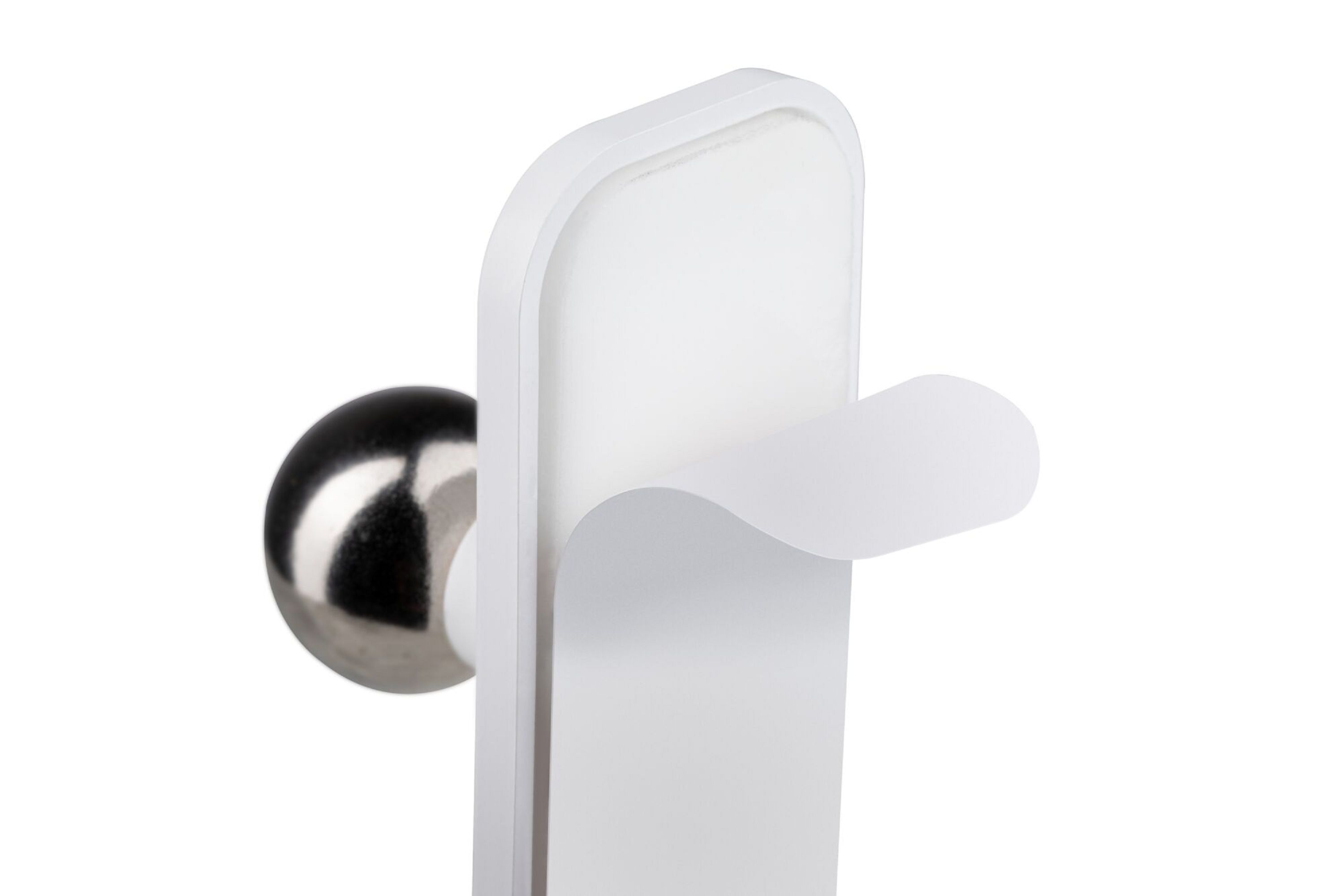 Laptop ze srebrną klawiaturą i czarnym ekranem jest otwarty.