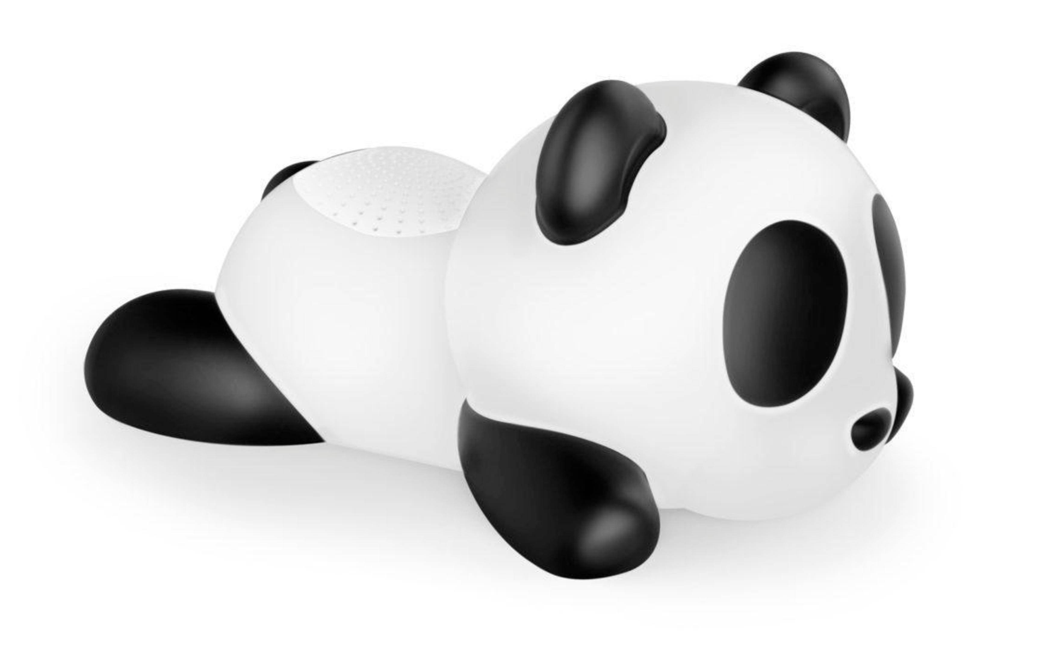 Ein weißes Panda-Spielzeug, das auf dem Bauch liegt, mit schwarzen Ohren, Augen und Beinen. Weißer Hintergrund.