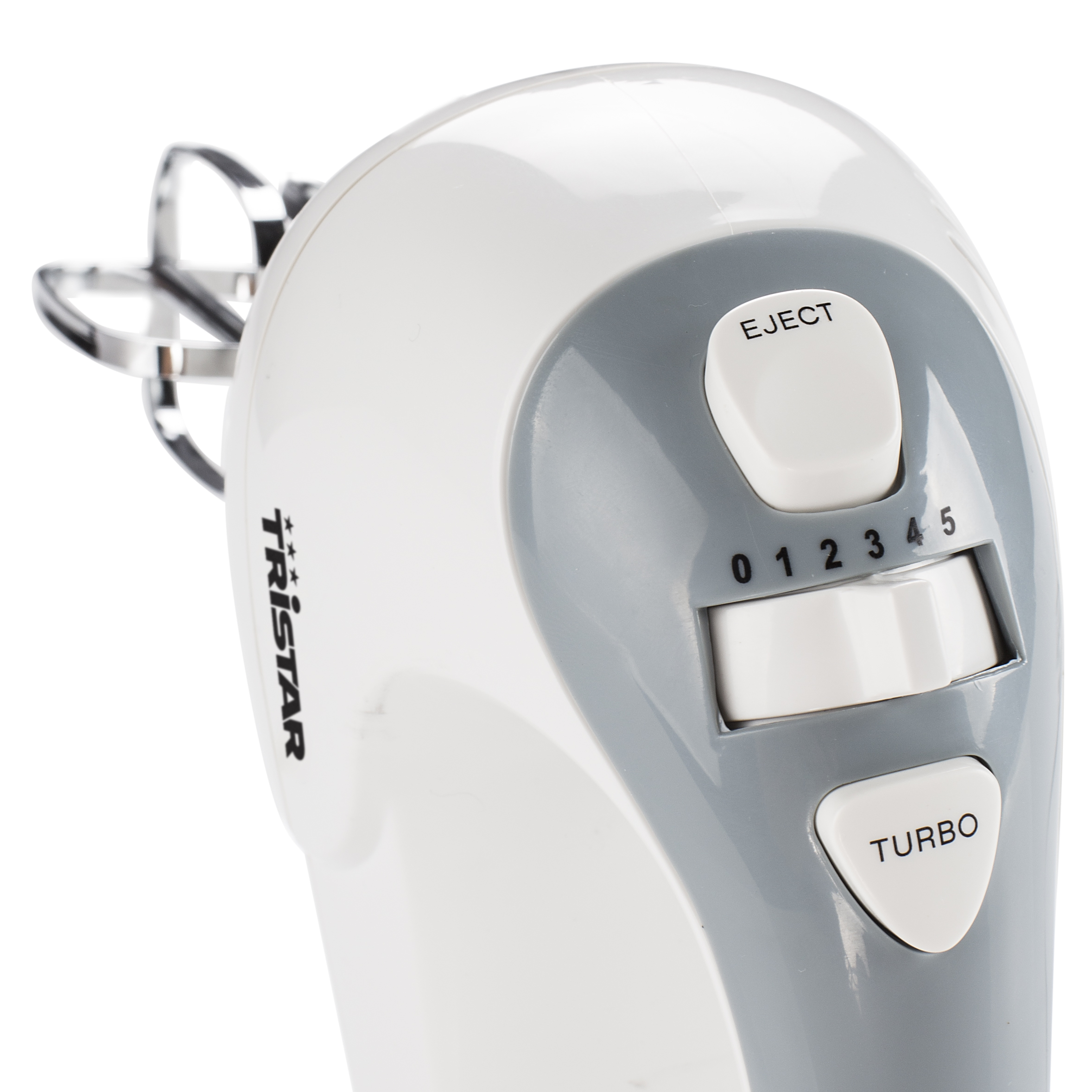 Ein weißer und grauer Handmixer mit Steuertasten für die Geschwindigkeit und einer Auswurftaste.
