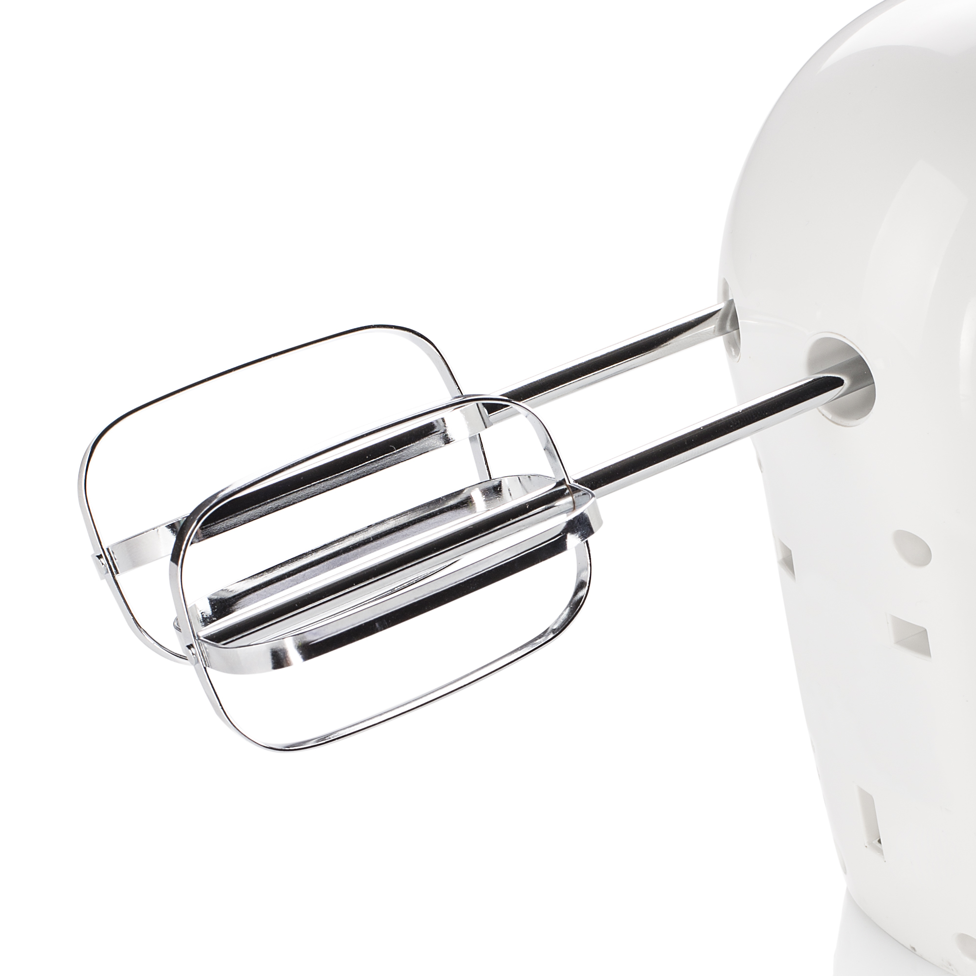 Weißer Handmixer mit verchromten Schlagbesen. Isoliert auf weißem Hintergrund.