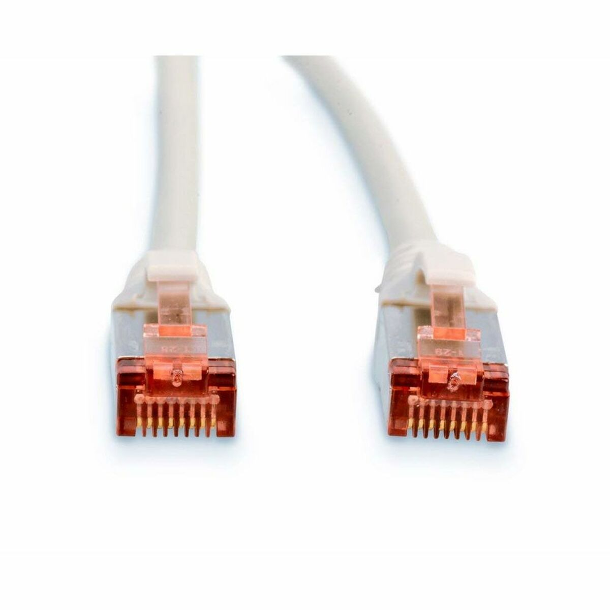 Turuncu konektörlü iki beyaz Ethernet kablosu. Beyaz bir arka plan üzerinde izole edilmişler.