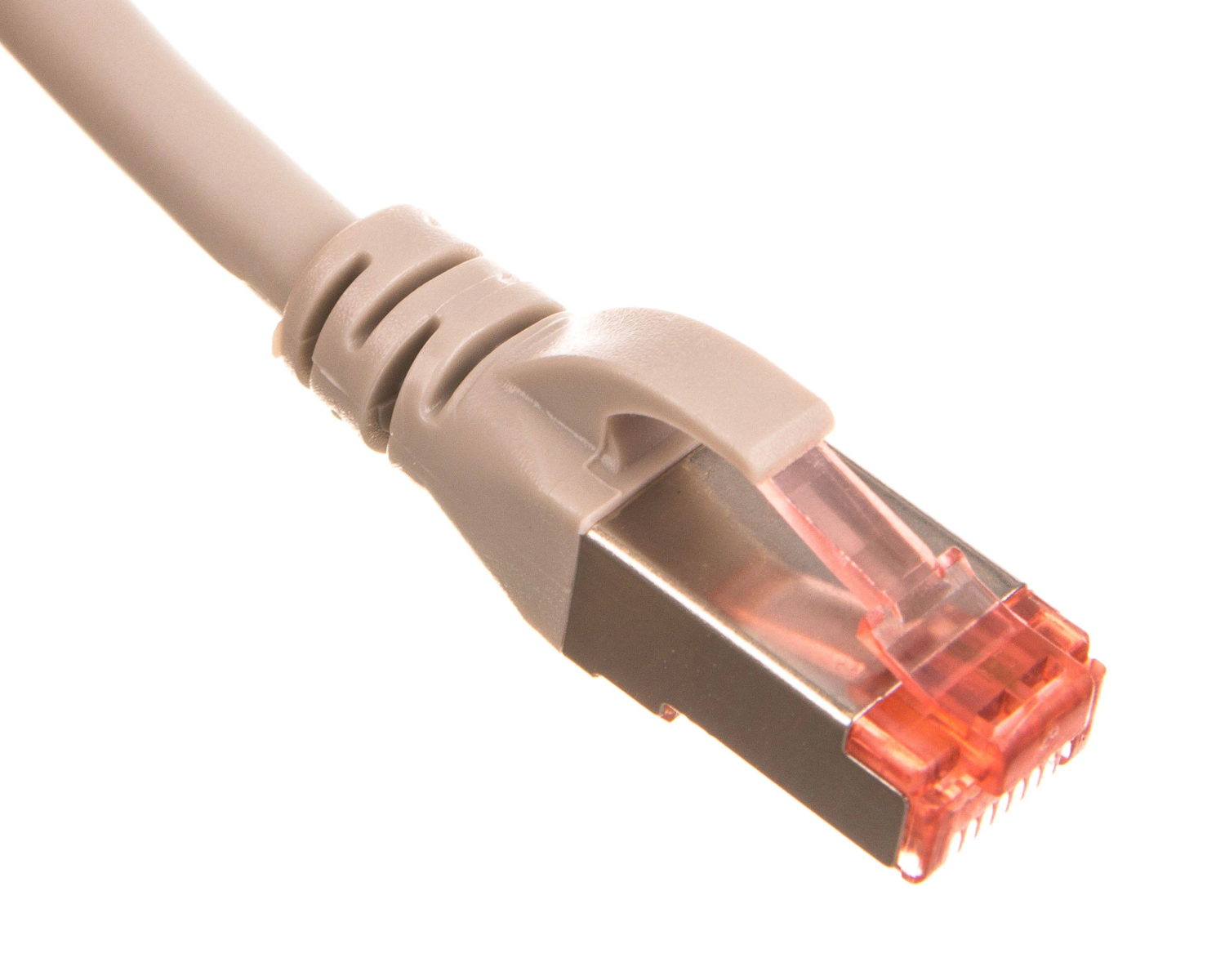 Turuncu iç bileşenlere sahip gri Ethernet kablo konektörü.