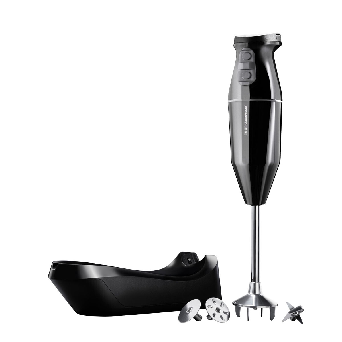 Czarny blender ręczny z nasadkami i czarną podstawą, wszystko na białym tle.