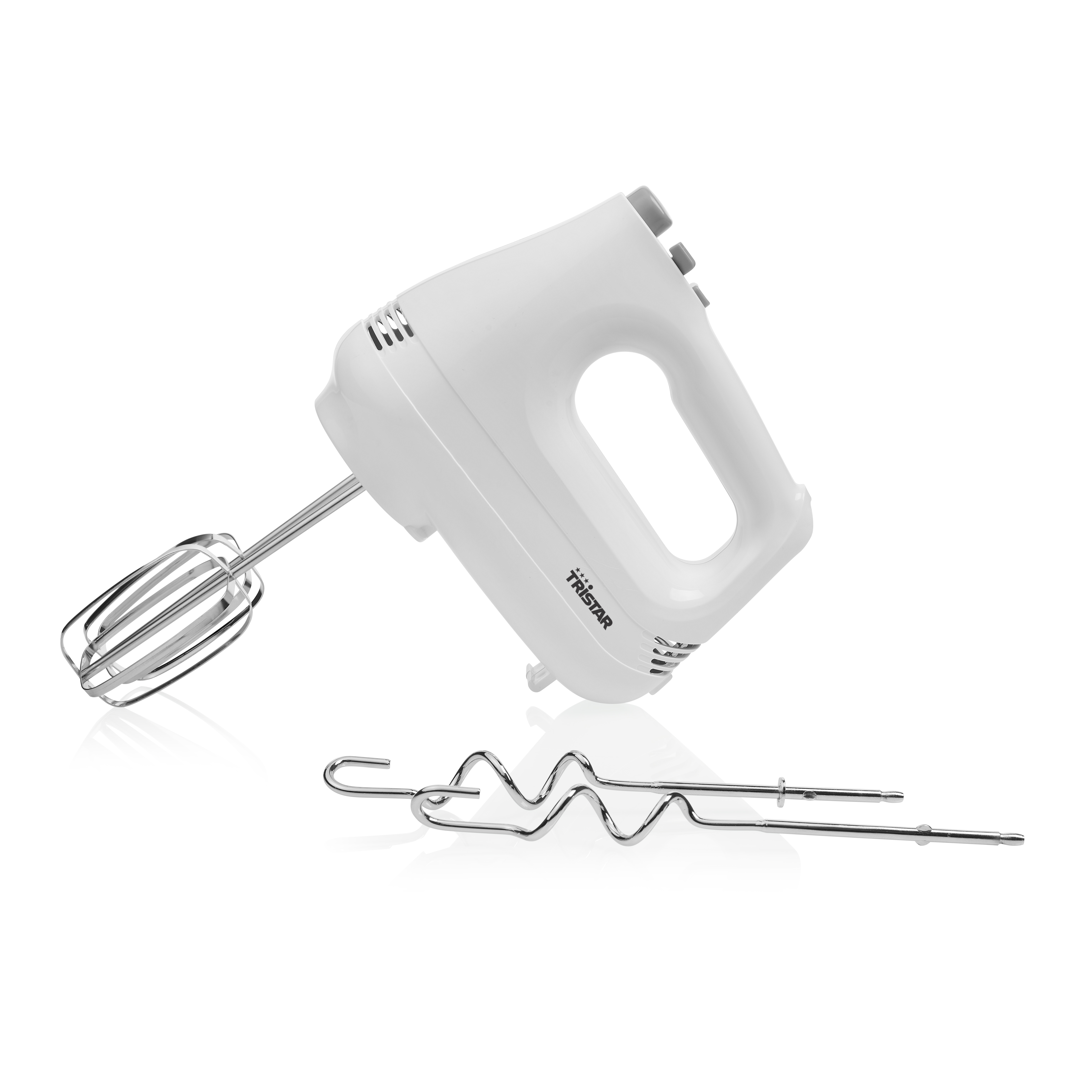 Ein weißer Handmixer mit zwei Aufsätzen auf weißem Hintergrund.