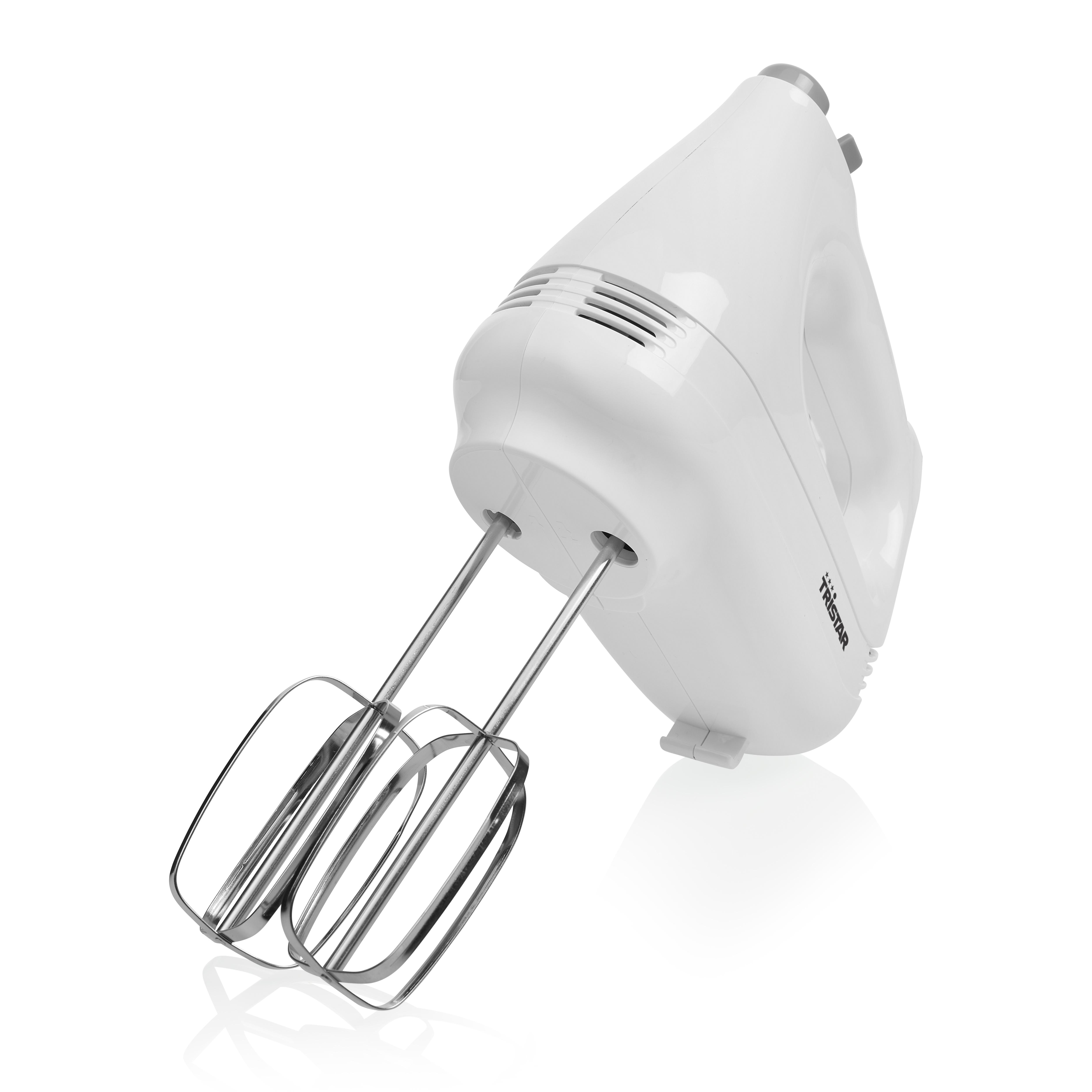 Weißer Handmixer mit weißem Gehäuse und silbernen Rührbesen, isoliert auf weißer Oberfläche.