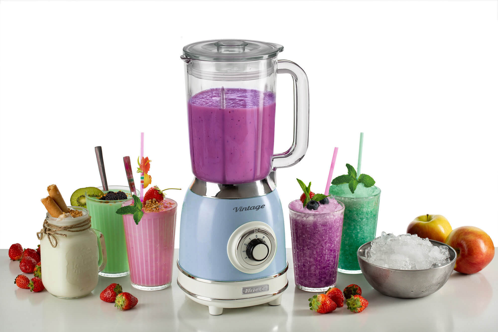 Blender en drankjes. Blender in het midden. Verschillende smoothies in glazen. Fruit en ijs aan de zijkanten.