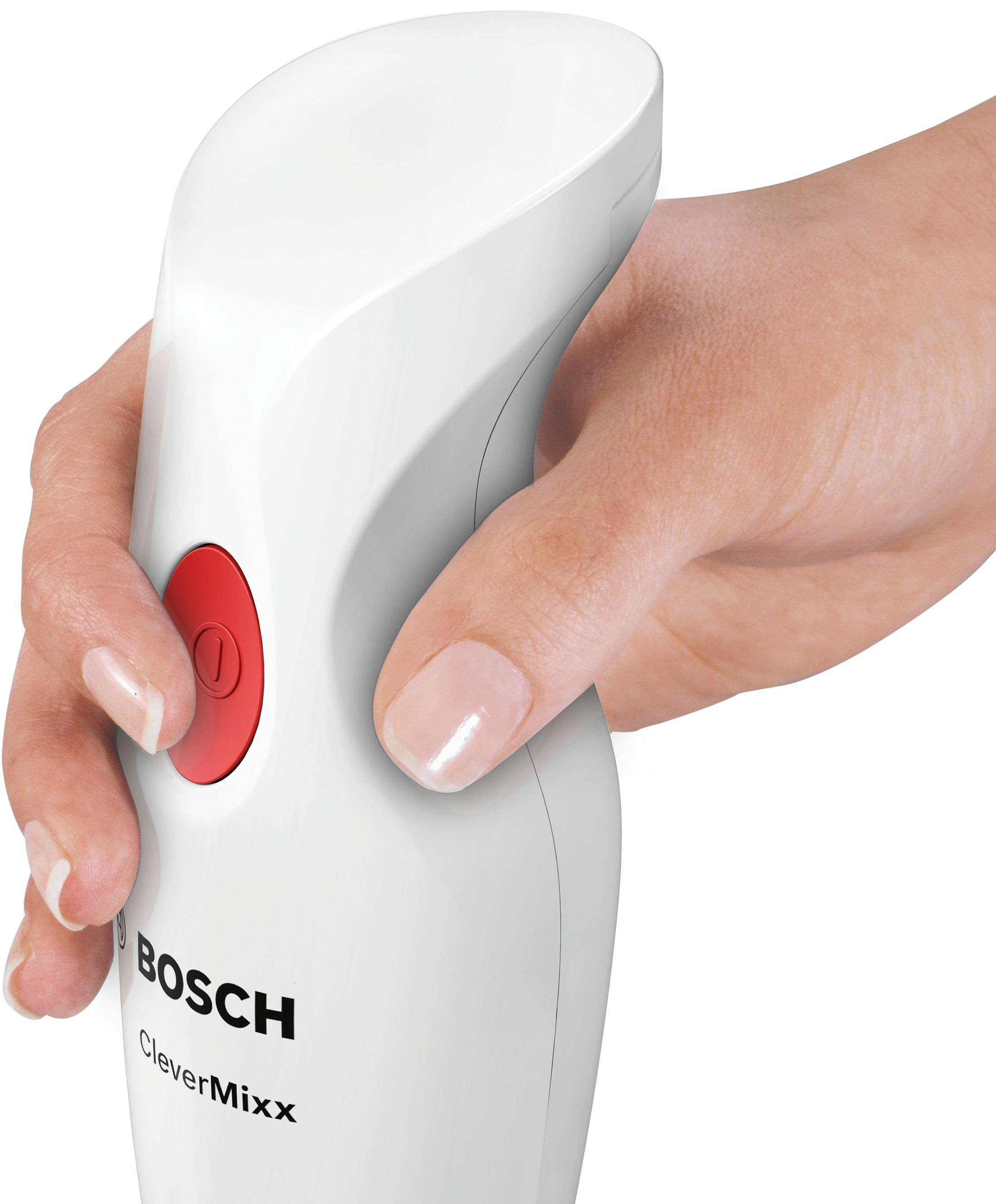 Eine Hand, die einen weißen Stabmixer mit rotem Knopf hält.