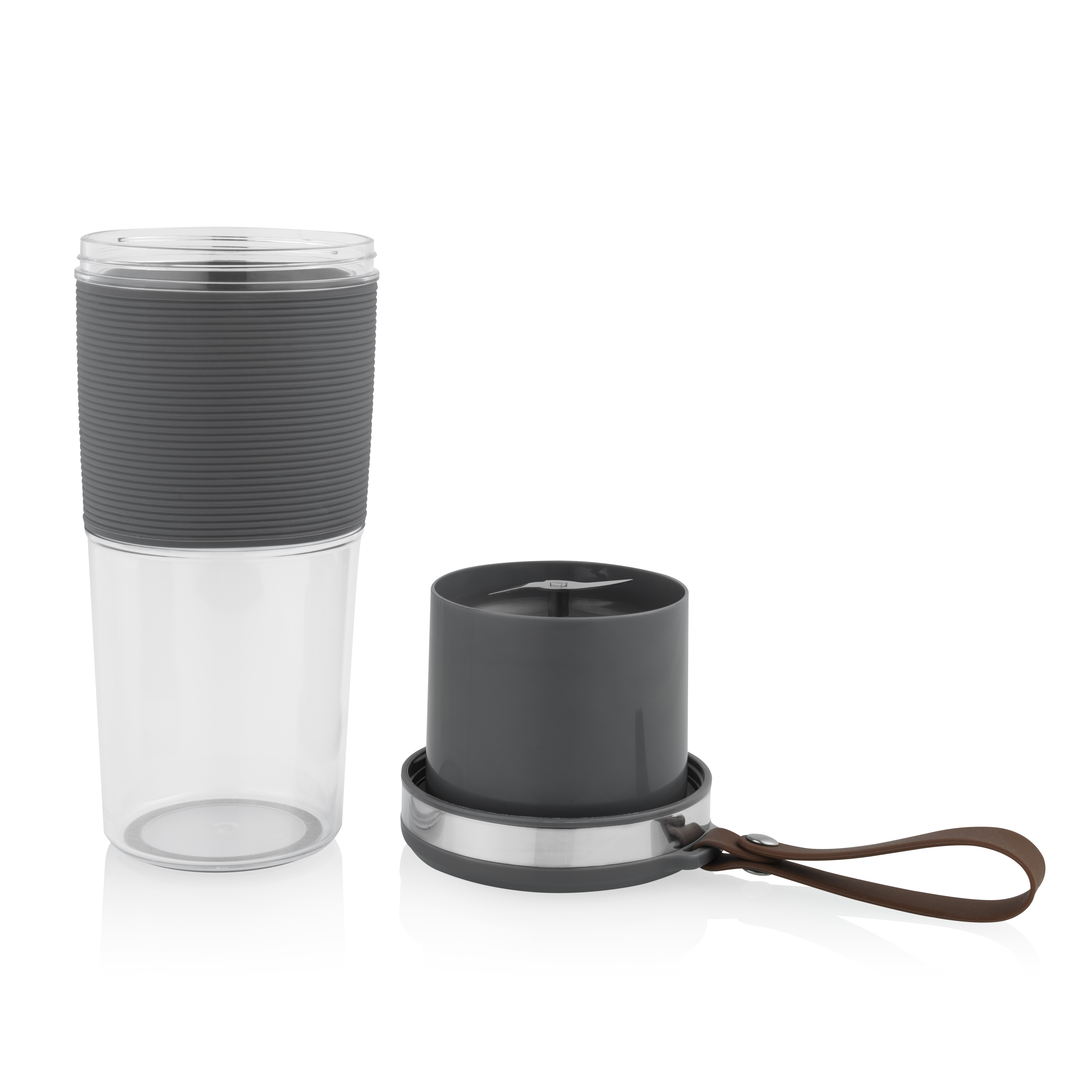 Kubek blendera zdemontowany. Przezroczysty kubek z szarym gumowym uchwytem, szarą pokrywką i brązowym paskiem.