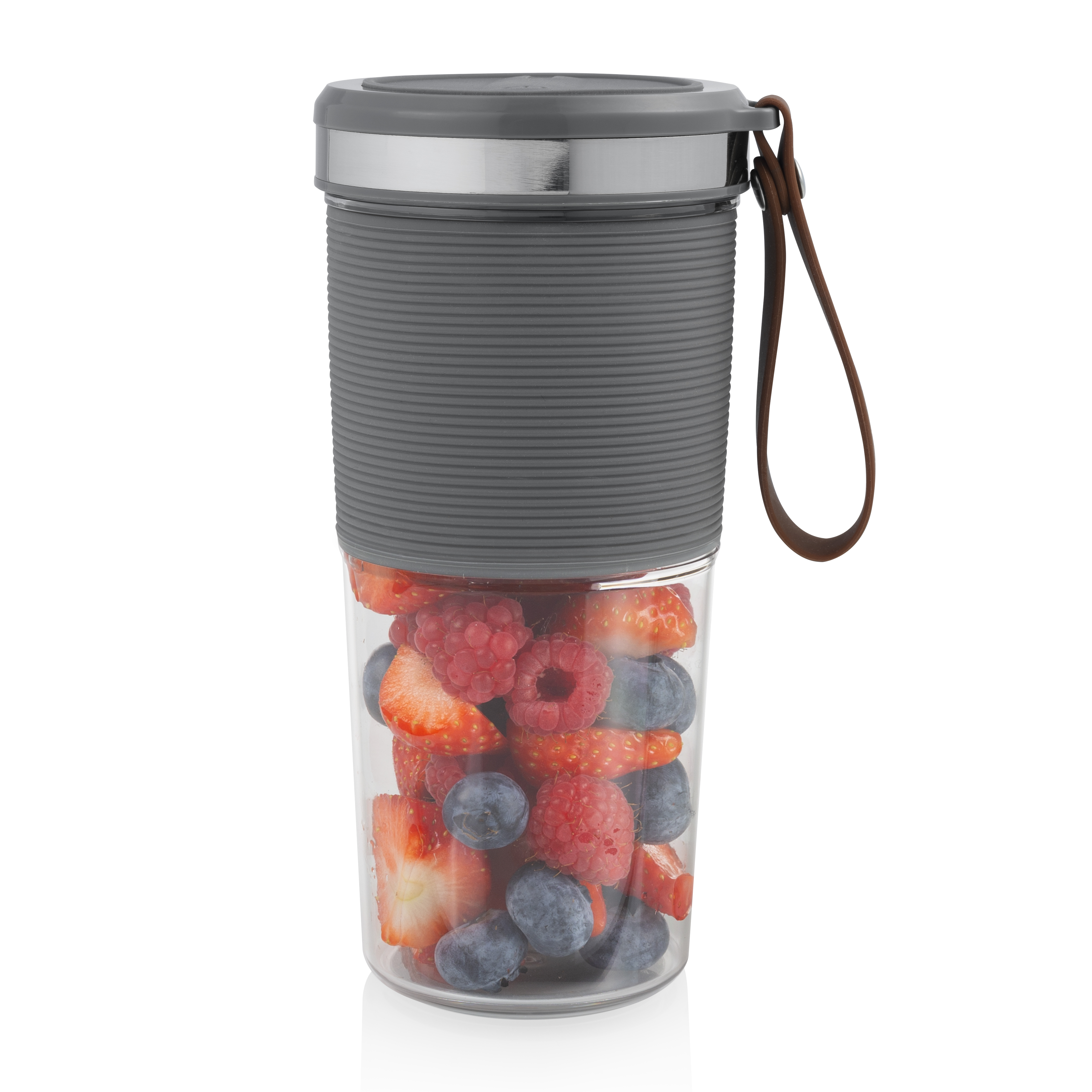 Przezroczysty kubek blendera wypełniony jagodami. Ma szarą pokrywkę i brązowy uchwyt.