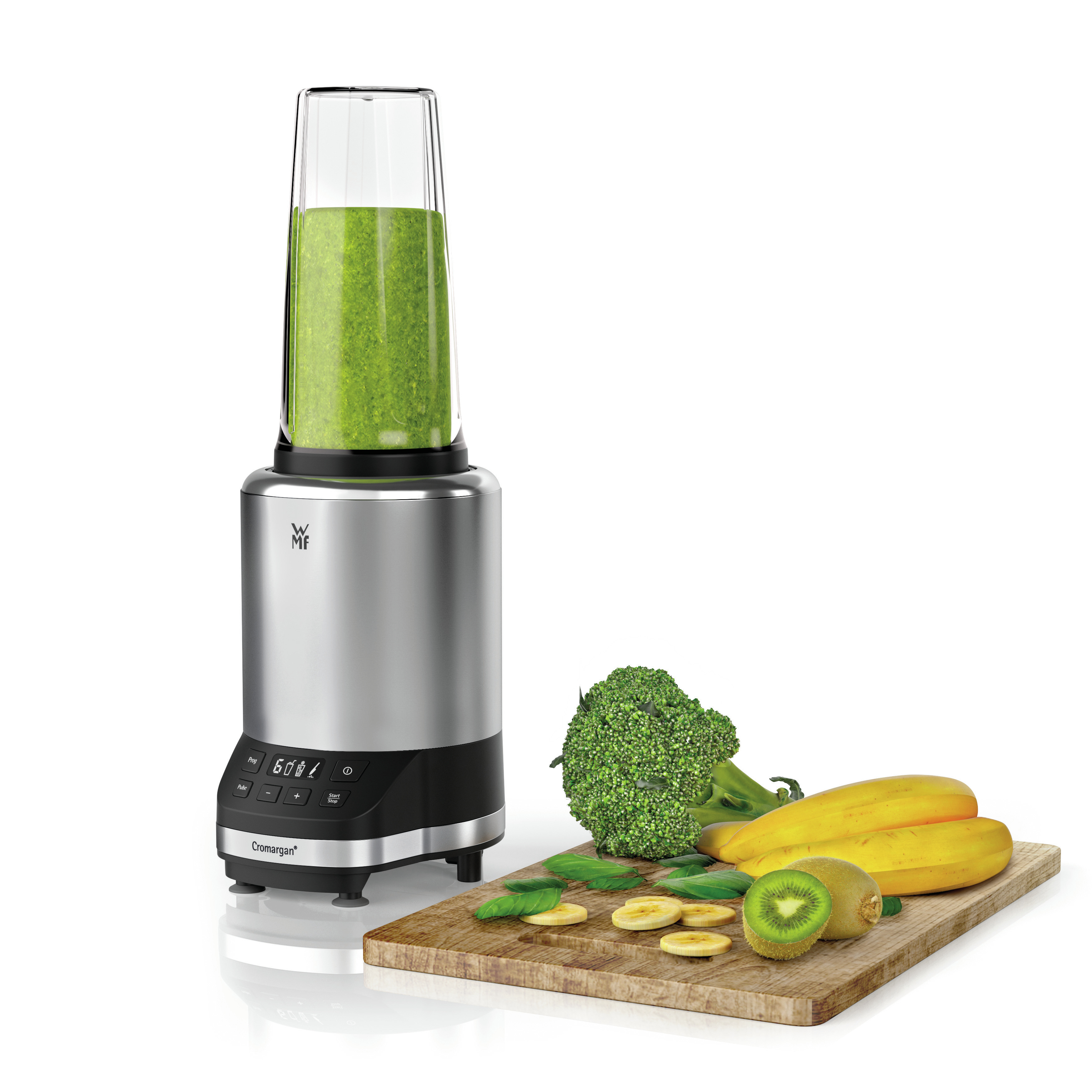 Srebrny blender z zielonym smoothie, brokułami, bananami i kiwi na drewnianej desce.