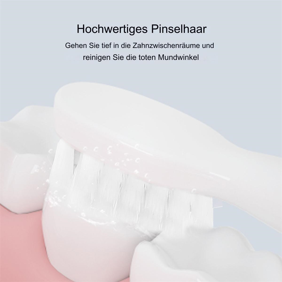 Nahaufnahme einer weißen Zahnbürste beim Zähneputzen.