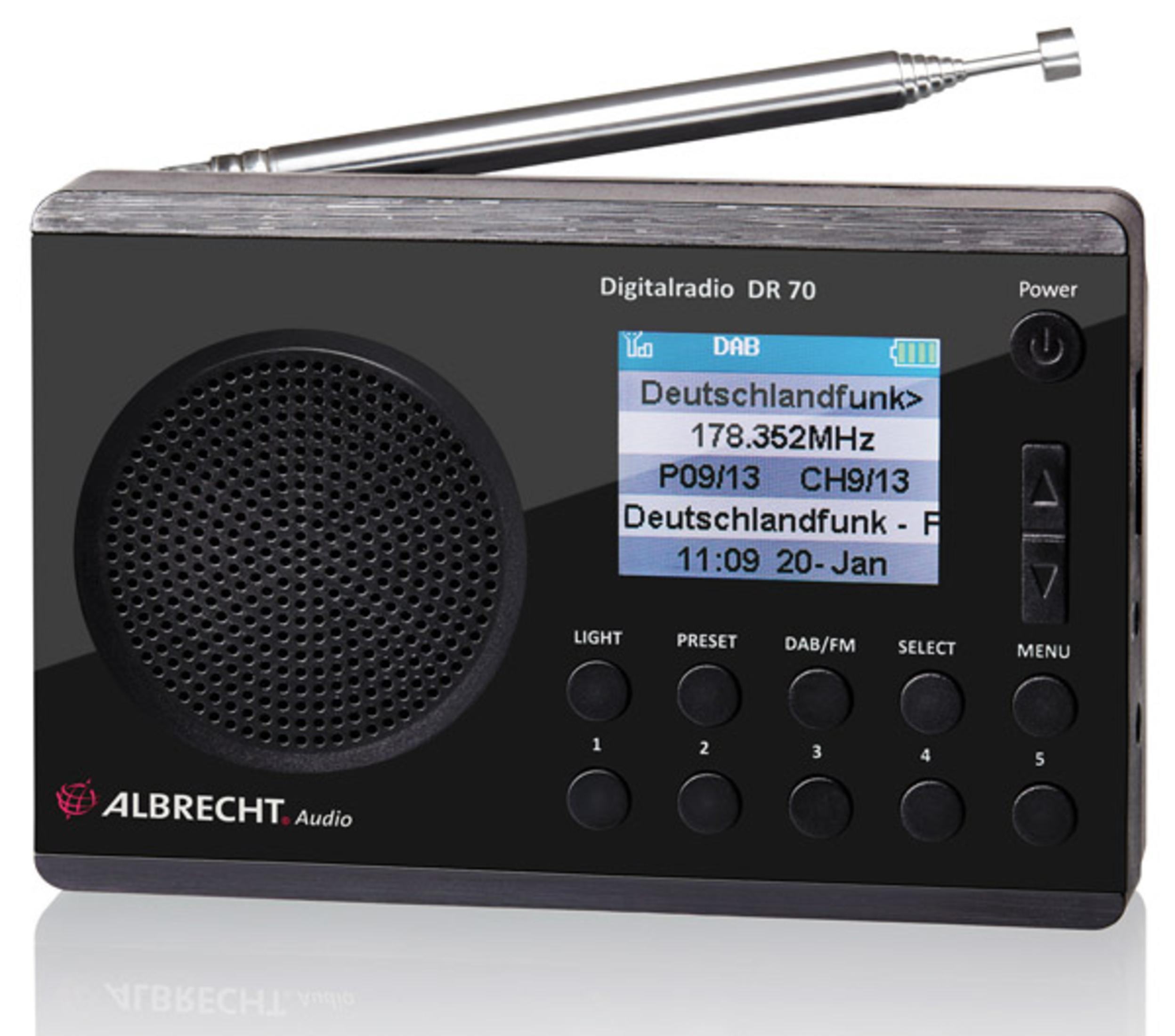 Radio digitale nera con display, antenna e pulsanti. Mostra stazione radio e ora.