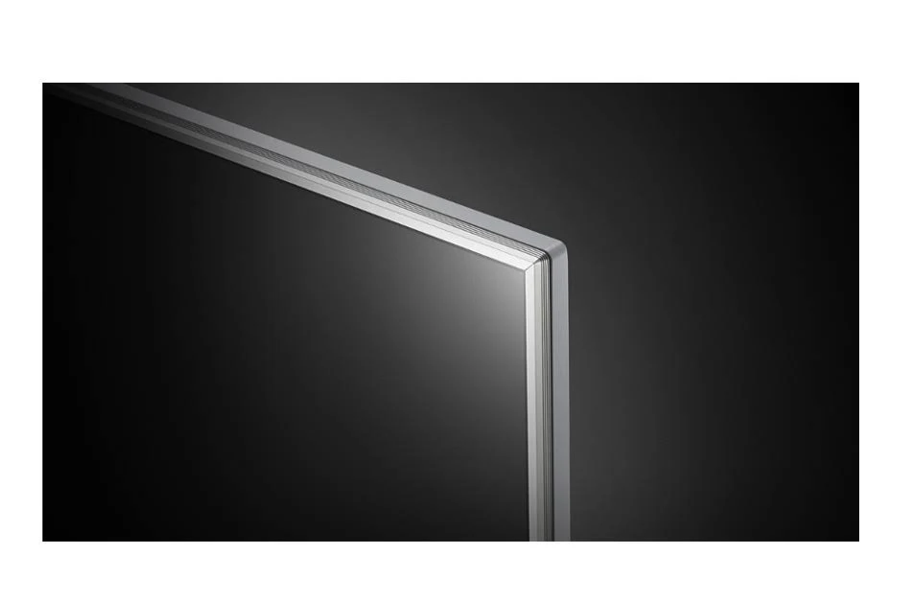 Primer plano del borde de una pantalla de TV. Es negro, con un marco plateado. Se muestra la esquina.