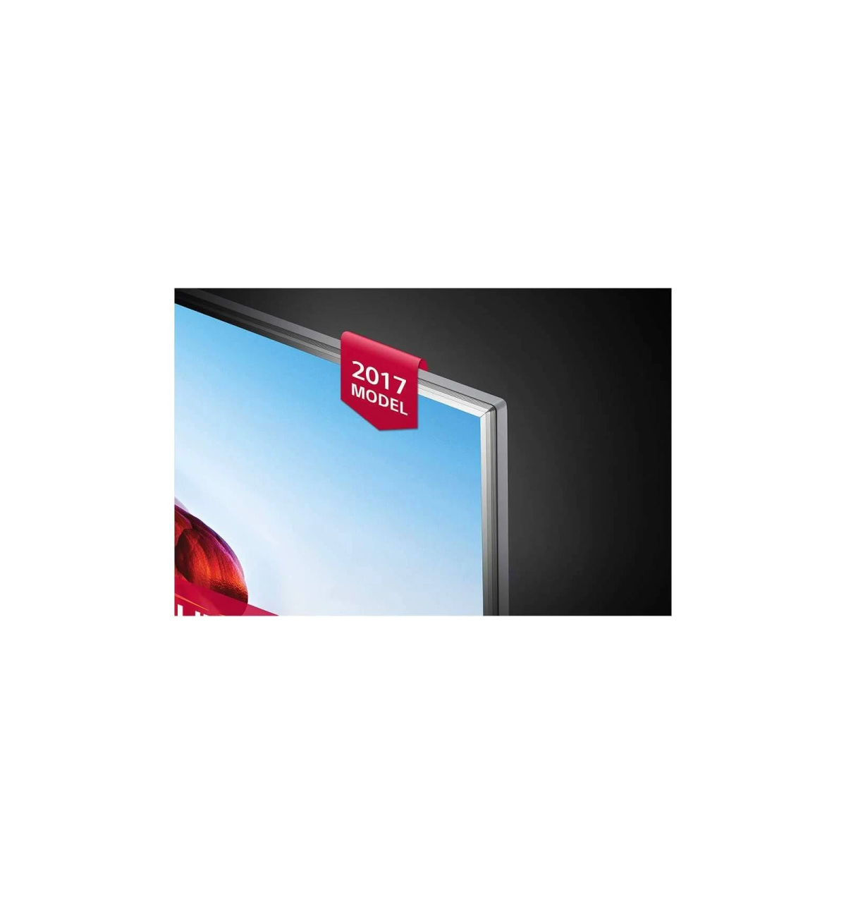 Un primer plano de una pantalla de TV con una etiqueta roja '2017 MODEL' en la esquina.