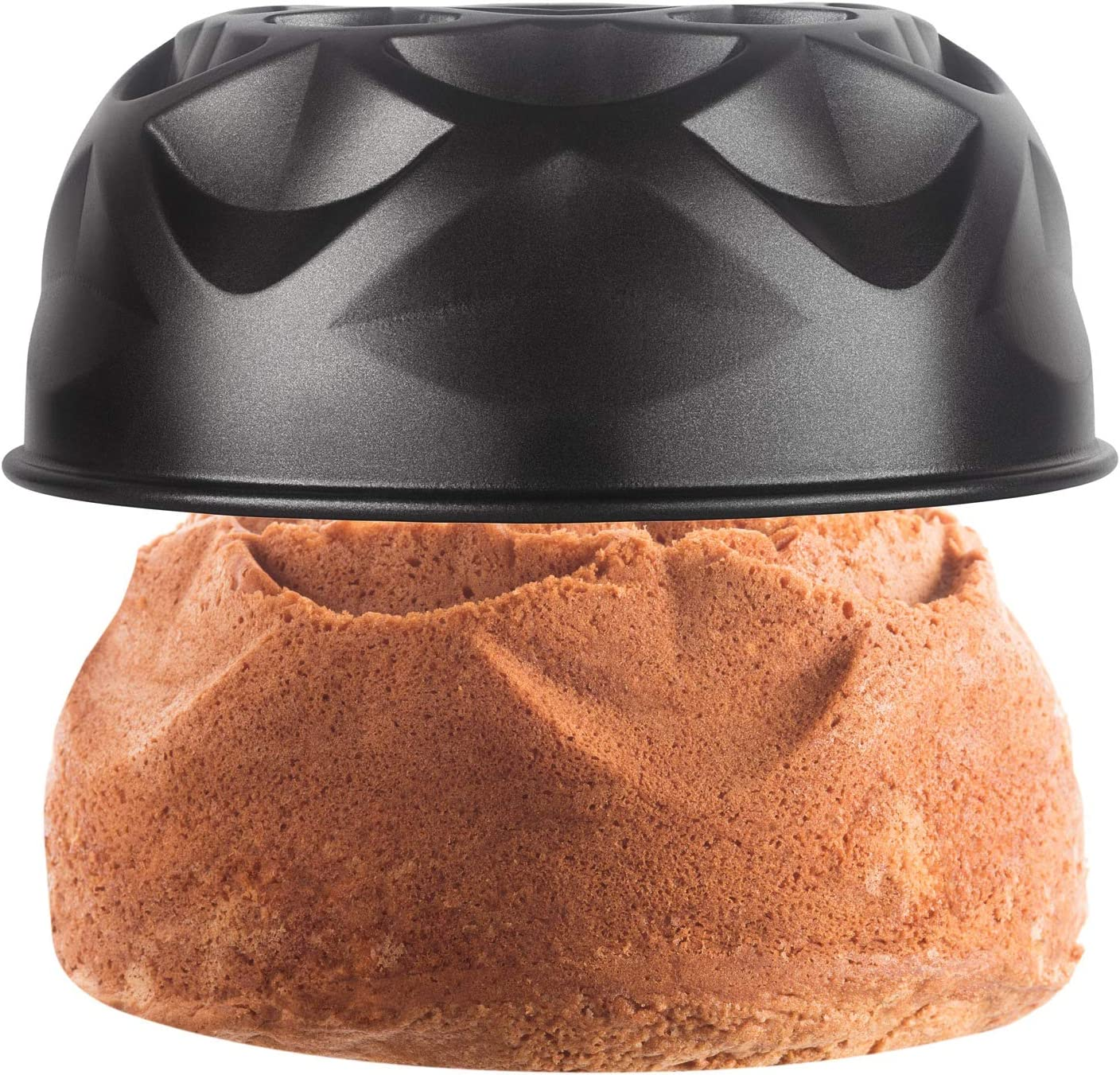 Ein Gugelhupf mit einer schwarzen Kuchenform obenauf, vor weißem Hintergrund.