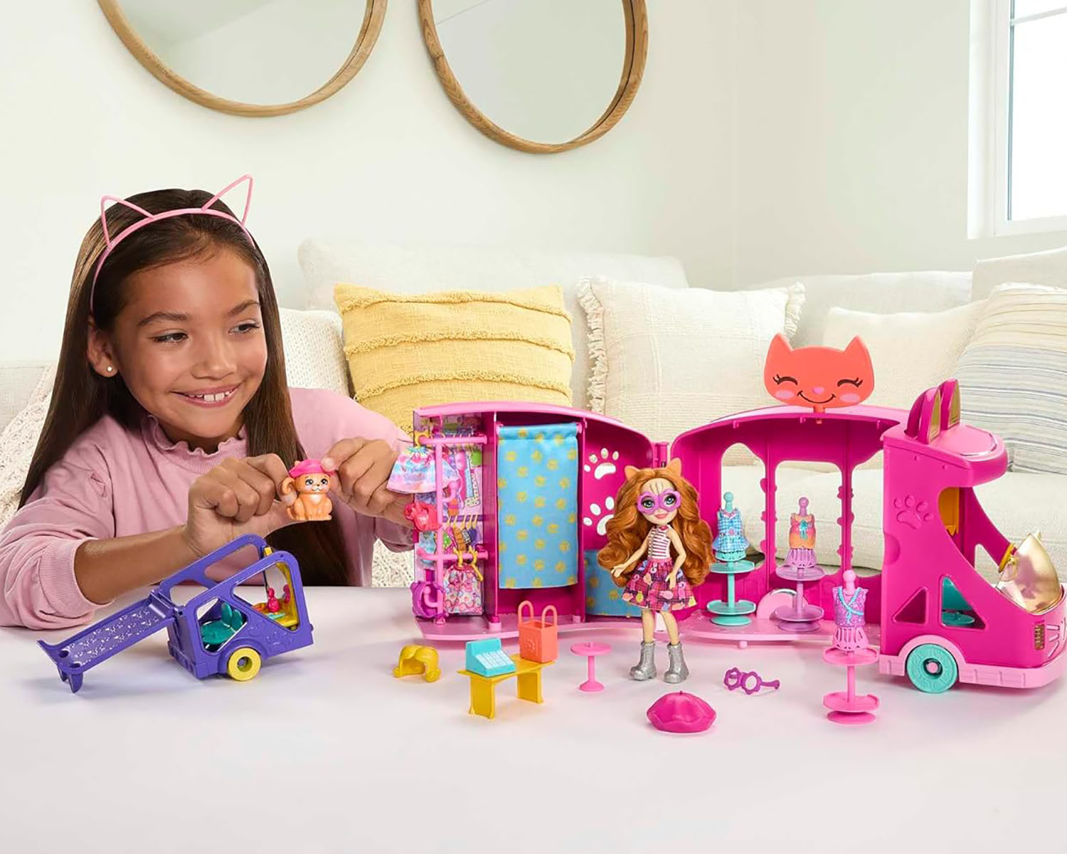 Dziewczynka bawiąca się lalkami i zestawem sklepu z zabawkami.