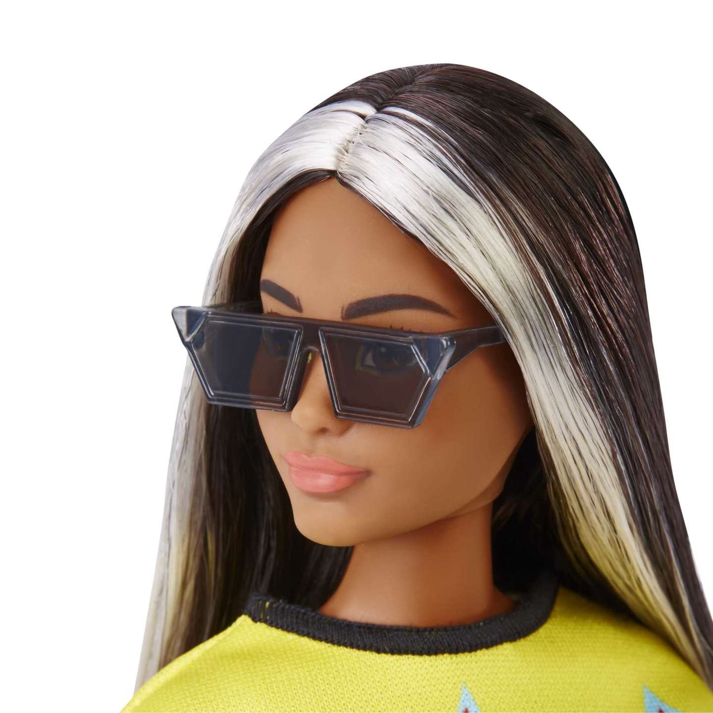 Eine Puppe mit dunkler Haut, die eine Sonnenbrille und ein gelbes Oberteil trägt.