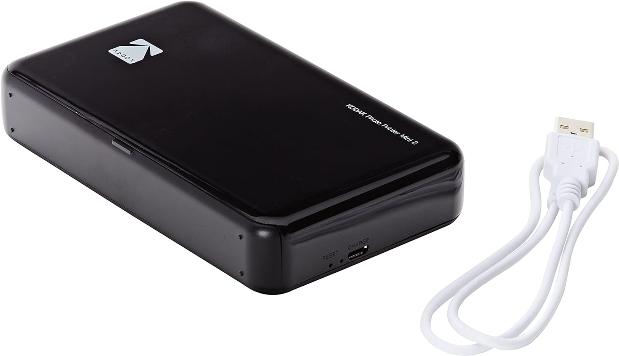 Schwarzer Kodak Photo Printer Mini 2 mit einem weißen Ladekabel.