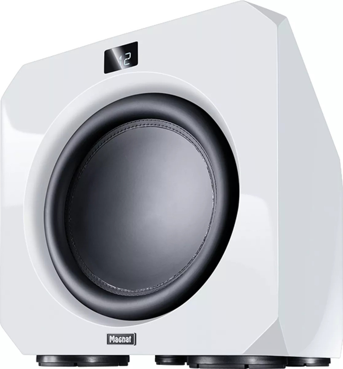 Ein weißer Subwoofer mit einem schwarzen Lautsprecher und einem Display. Der Markenname Magnat ist sichtbar.
