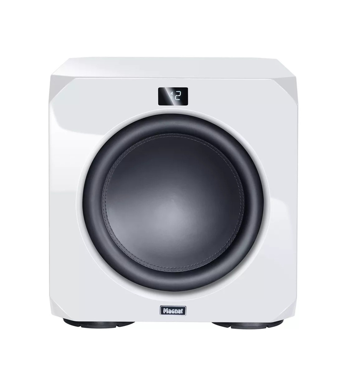 Weißer Magnat-Subwoofer mit schwarzem Lautsprecher. Es hat ein kleines Display mit der Anzeige '12'.