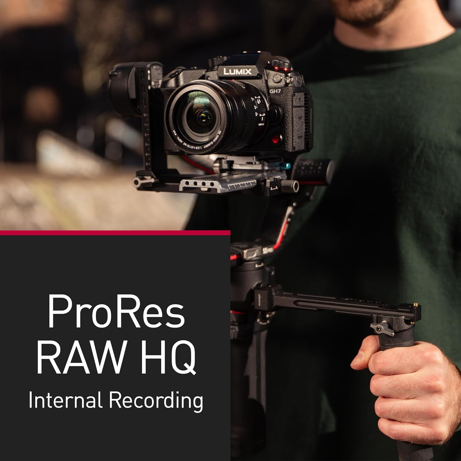 Eine Person, die eine Kamera hält, mit dem Text ProRes RAW HQ.