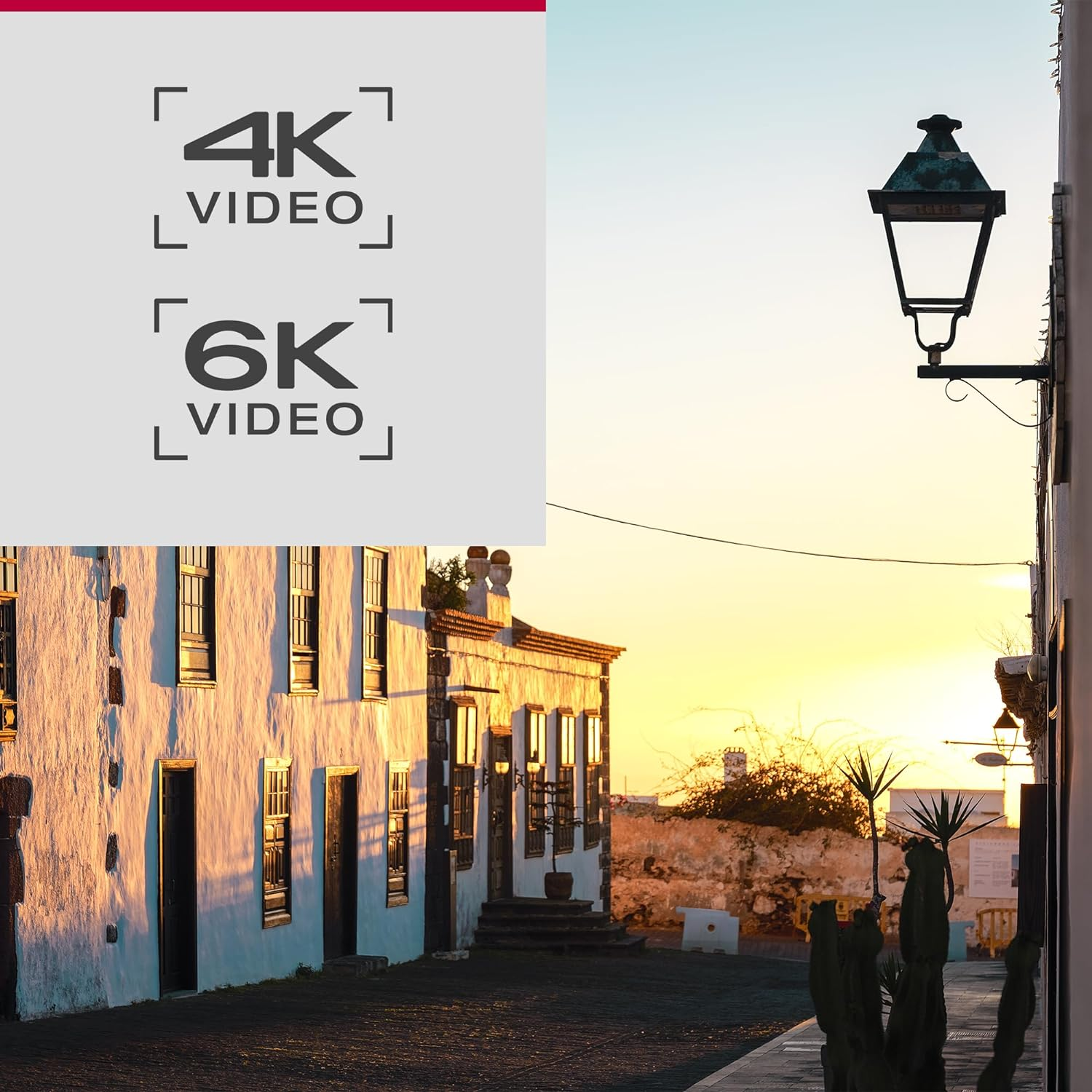 Eine Straßenszene bei Sonnenuntergang mit einem weißen Gebäude links und Text zur Videoauflösung links.