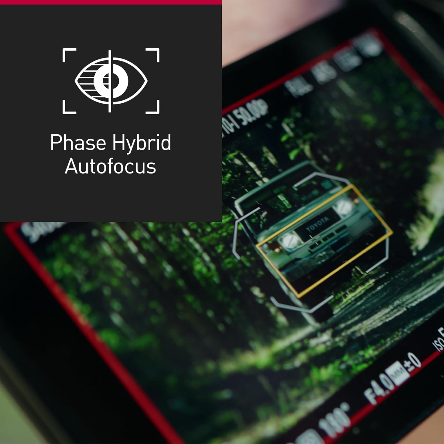 Kamera-Bildschirm zeigt Auto mit Autofokusrahmen. Der Text lautet Phase Hybrid Autofokus.