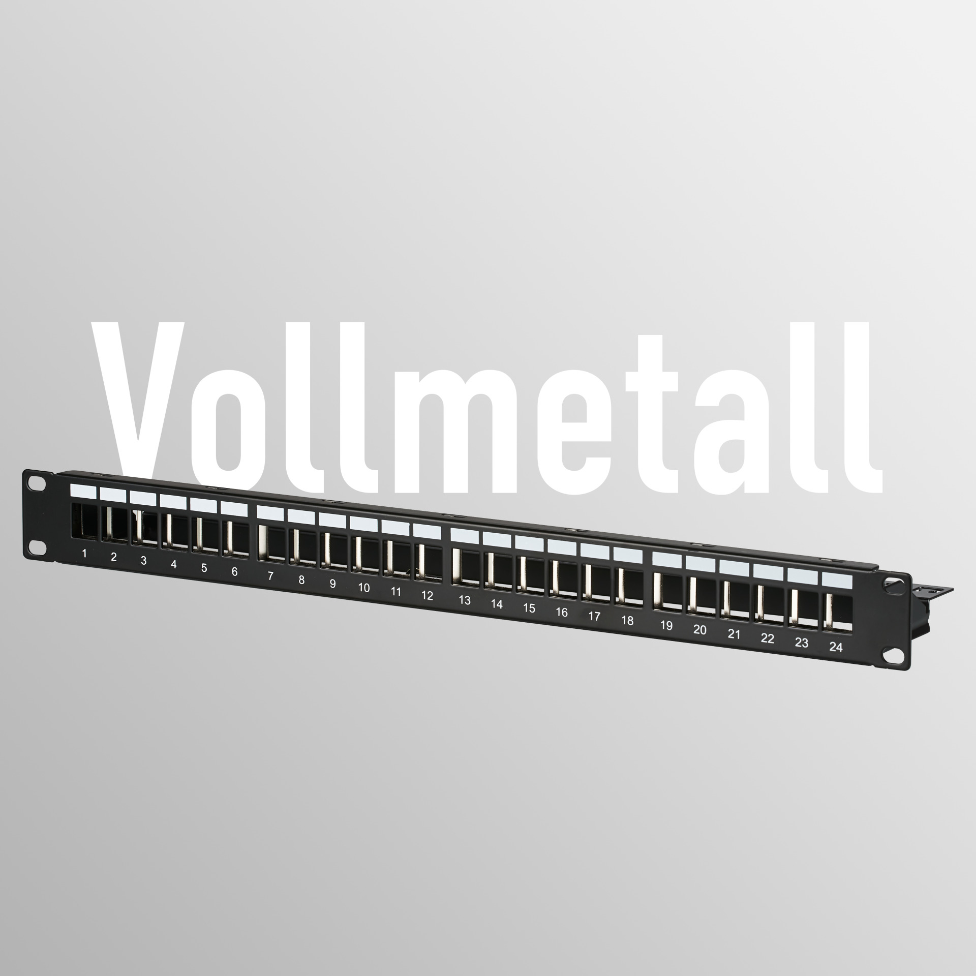 Ein schwarzes Metall-Patchfeld mit 24 beschrifteten Anschlüssen.
