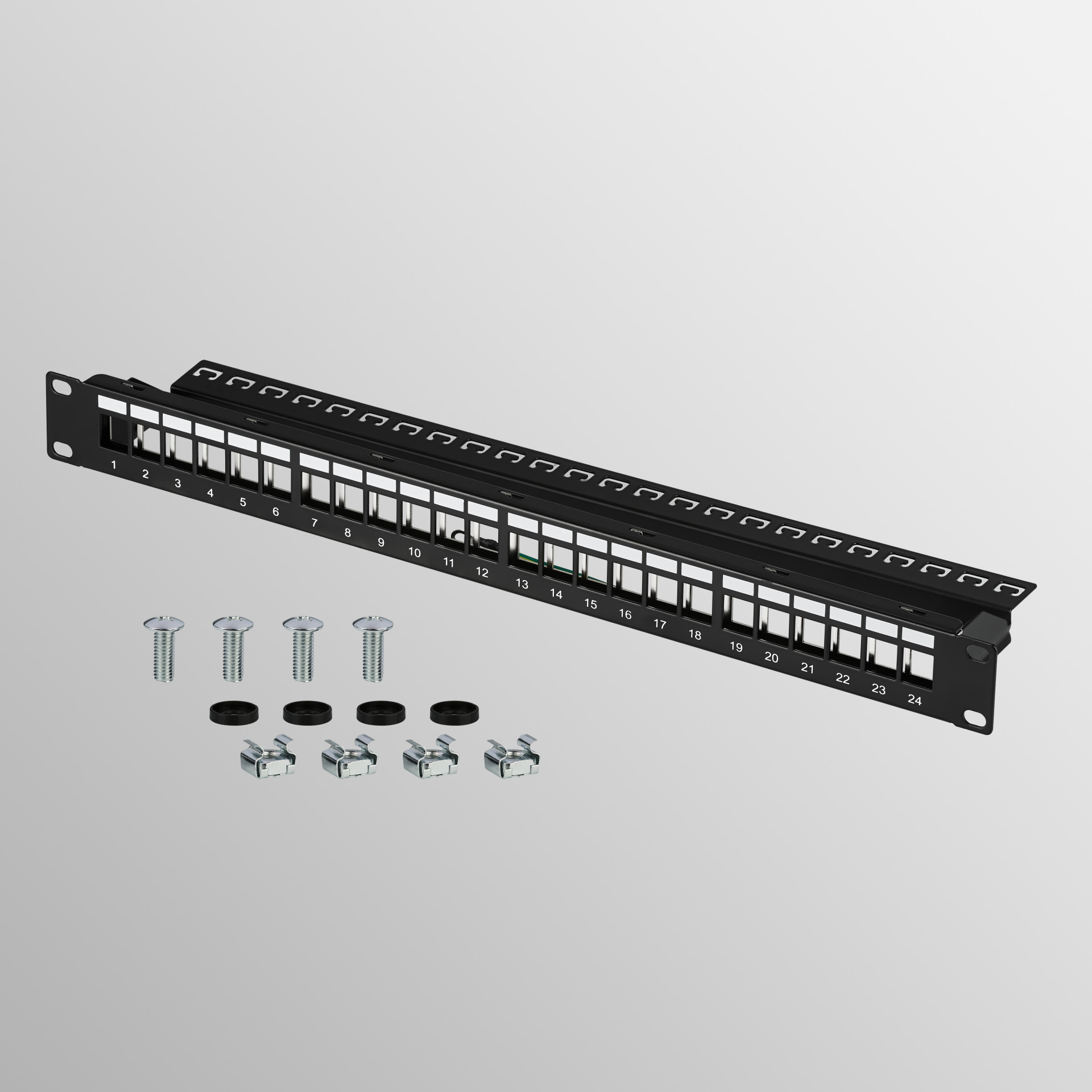 Ein schwarzes Patchpanel mit nummerierten Ports, Schrauben und Kabelbindern auf hellgrauem Grund.