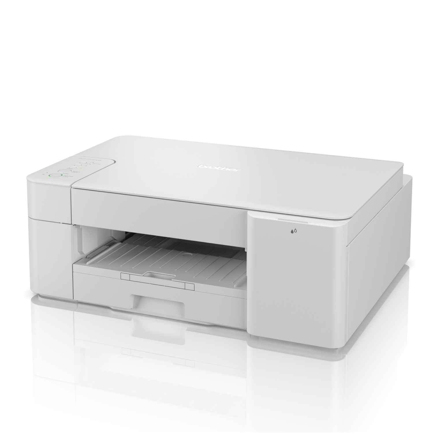 Biała drukarka Brother na białej powierzchni, odbijająca światło. Gładkie białe tło.