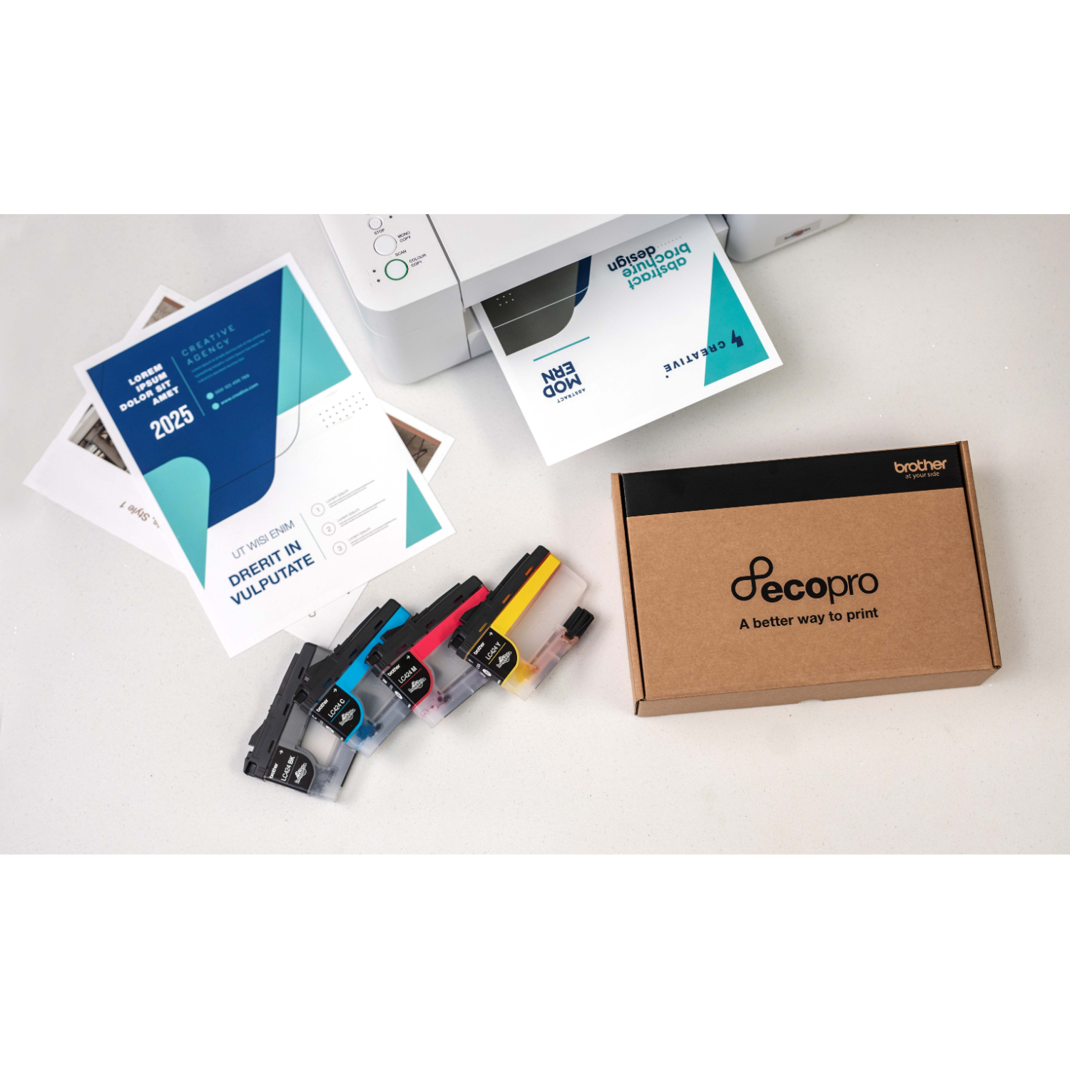 Drukarka drukująca dokument. Kartridże z tuszem i pudełko na stole.