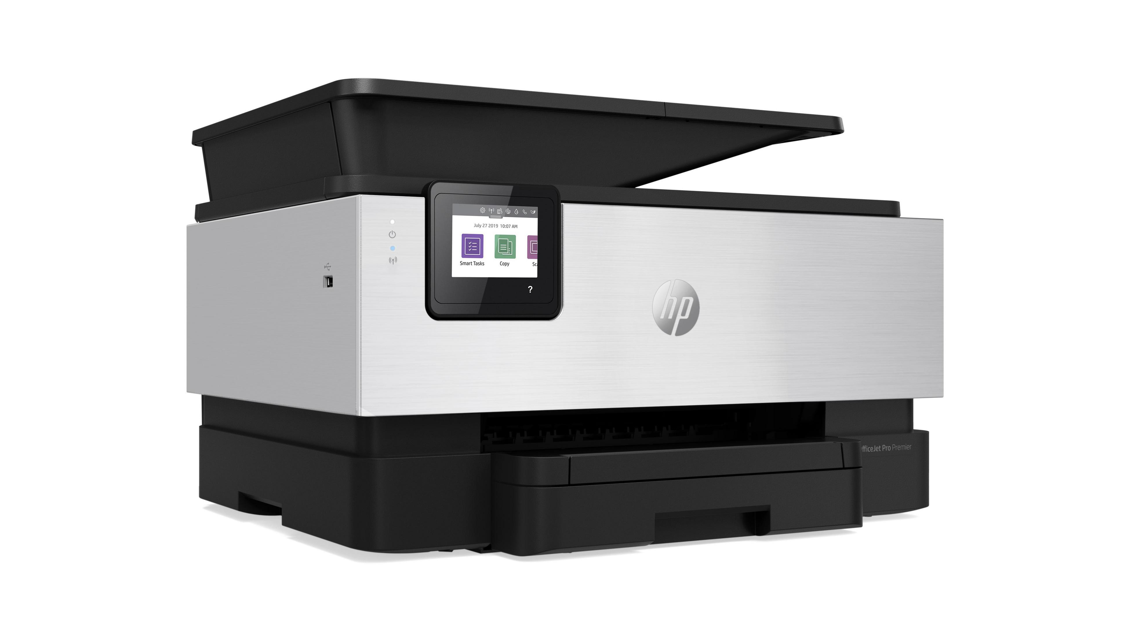 Stampante argento e nera con display touchscreen. La stampante ha il logo HP.