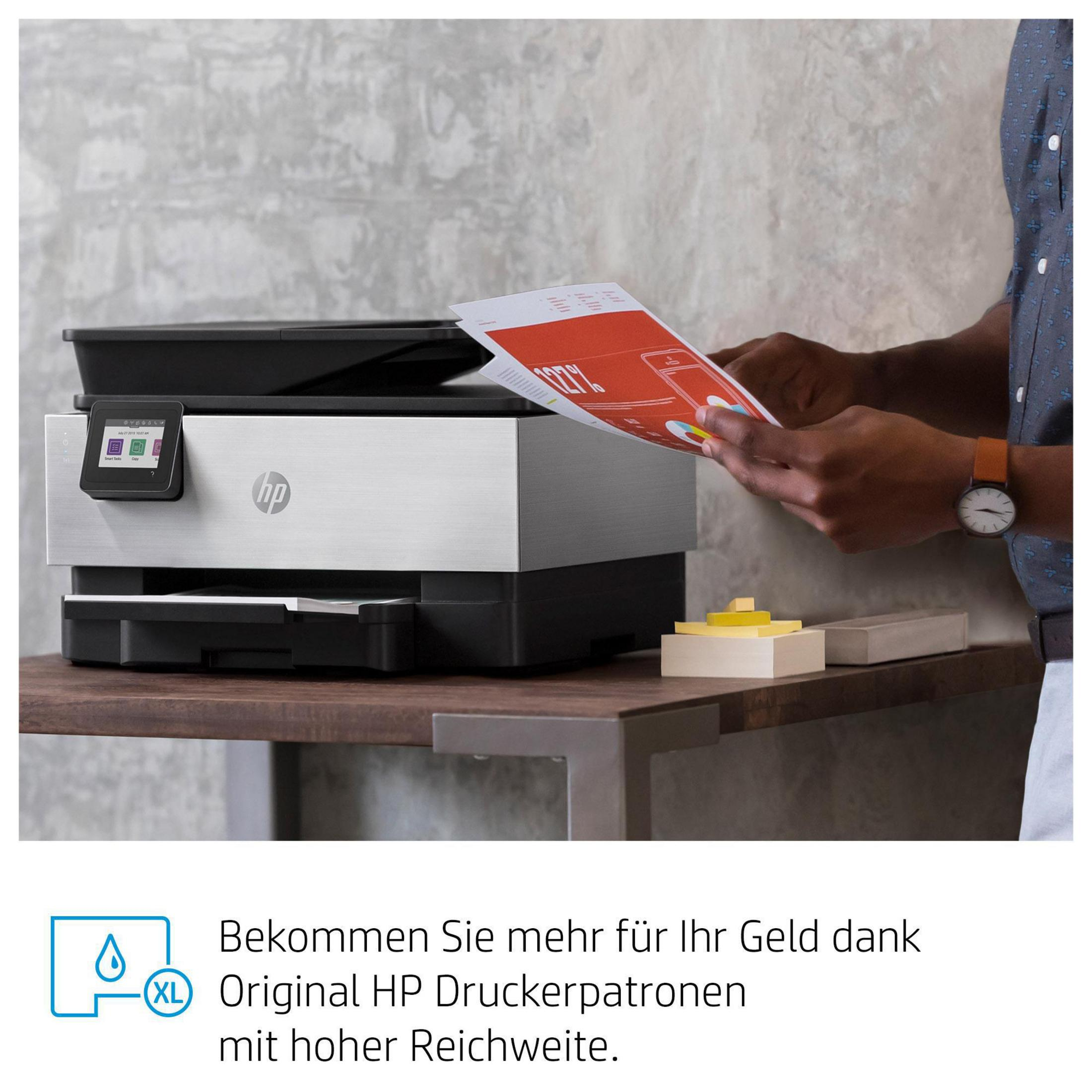 Persona che stampa un documento con una stampante HP su un tavolo di legno. Testo: Ottieni di più per i tuoi soldi.