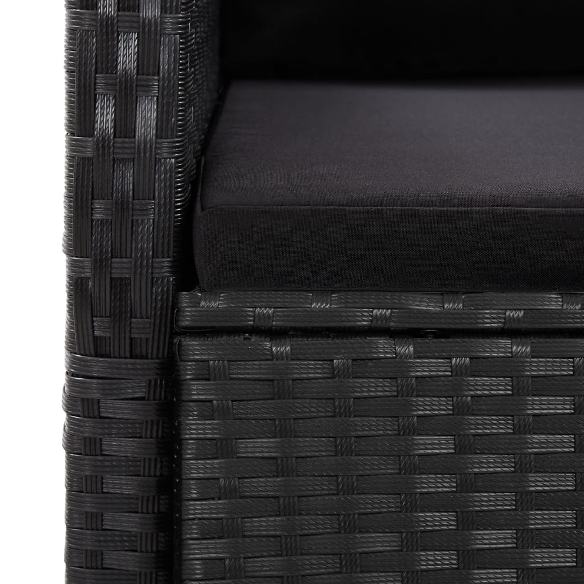 Primo piano di mobili in vimini neri con un cuscino nero.
