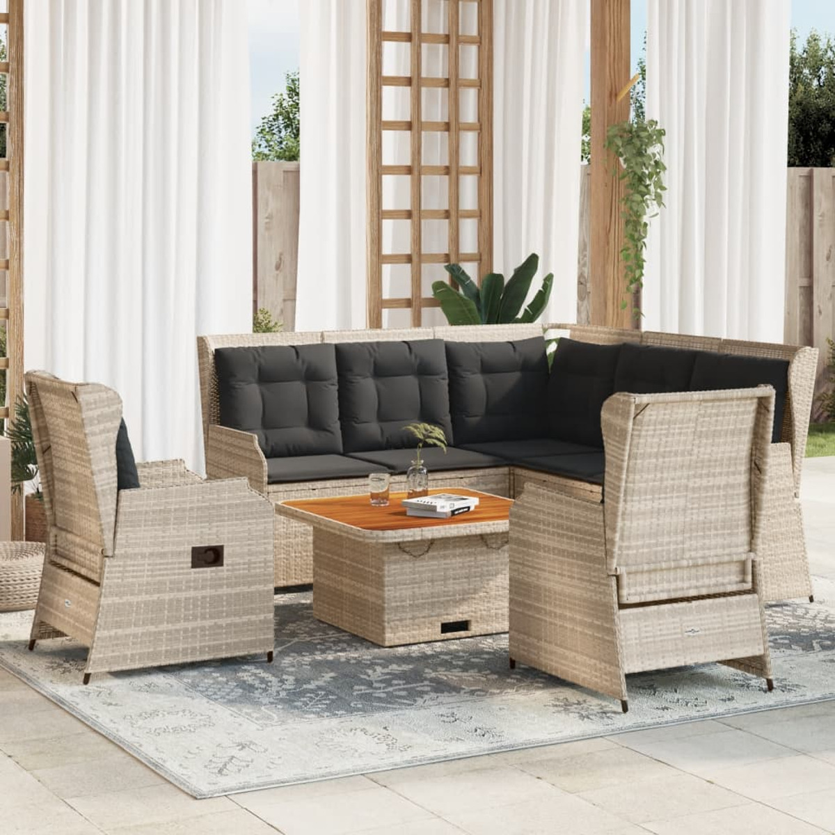 Gartenmöbel-Set aus Korbgeflecht. Enthält ein Ecksofa, zwei Stühle, einen Tisch und einen Teppich.