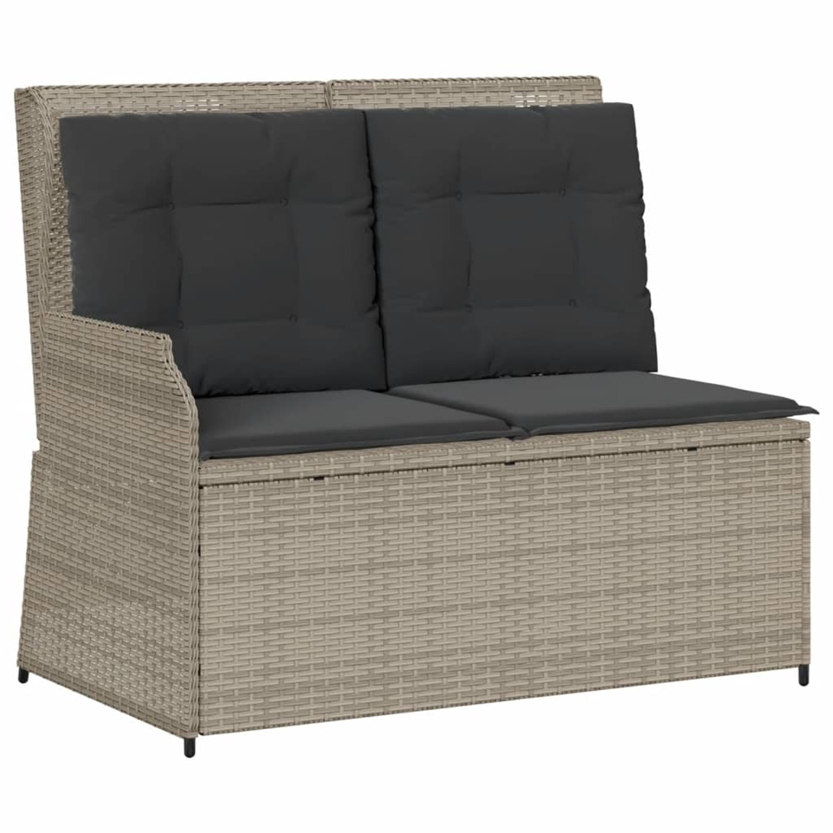 Ein hellgraues Outdoor-Zweisitzer-Sofa aus Korbgeflecht mit zwei dunkelgrauen Kissen. Es steht vor einem weißen Hintergrund.