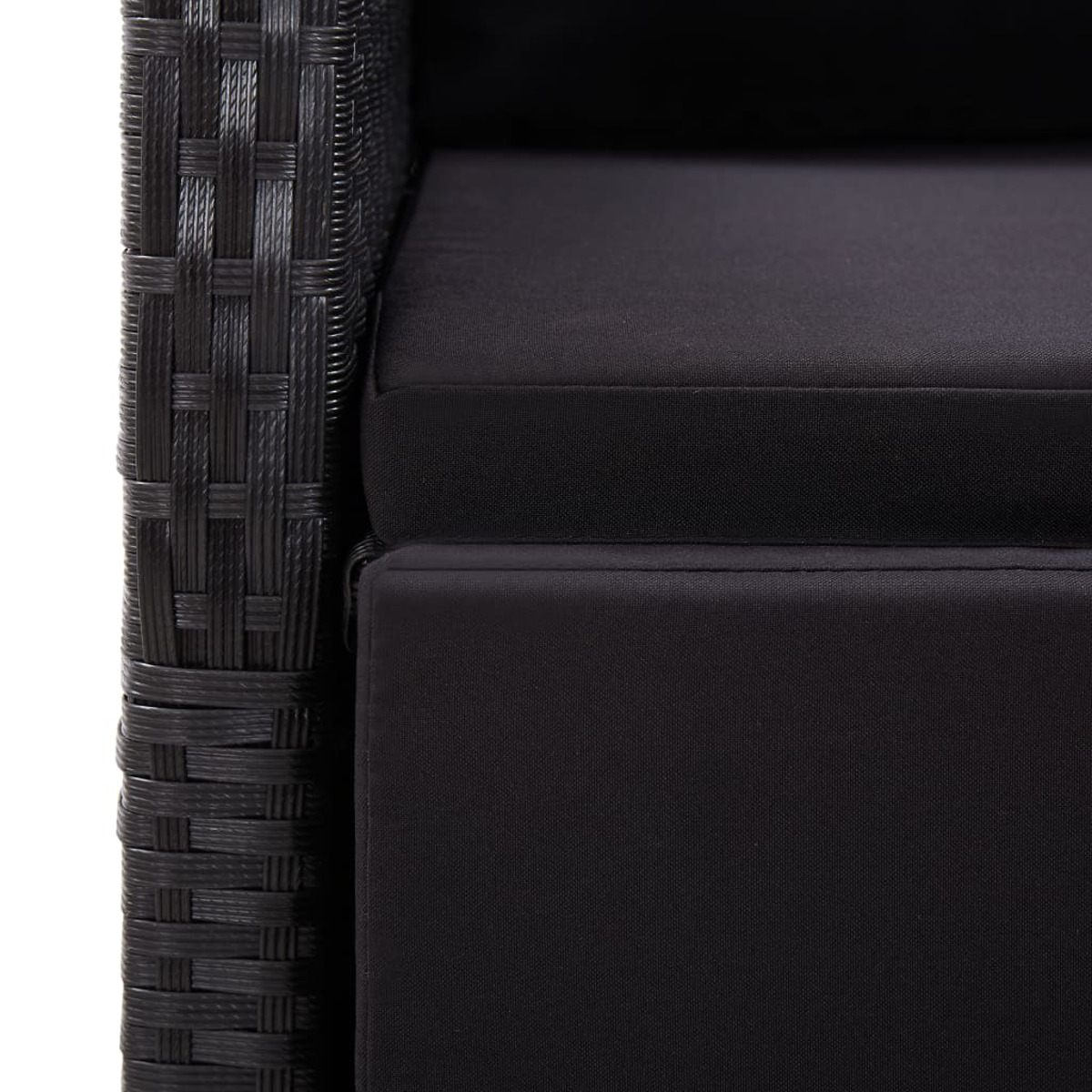 Nahaufnahme eines schwarzen Korbstuhls mit schwarzem Kissen. Korbstruktur sichtbar. Schwarze Farbe.