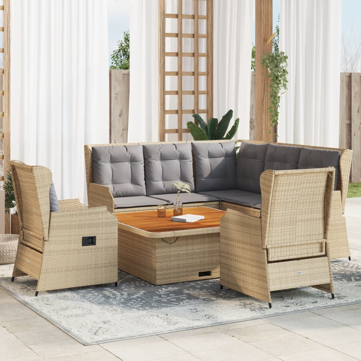 Ein Rattan-Gartenmöbel-Set mit Sofa, zwei Stühlen und einem Tisch, auf einem gemusterten Teppich.