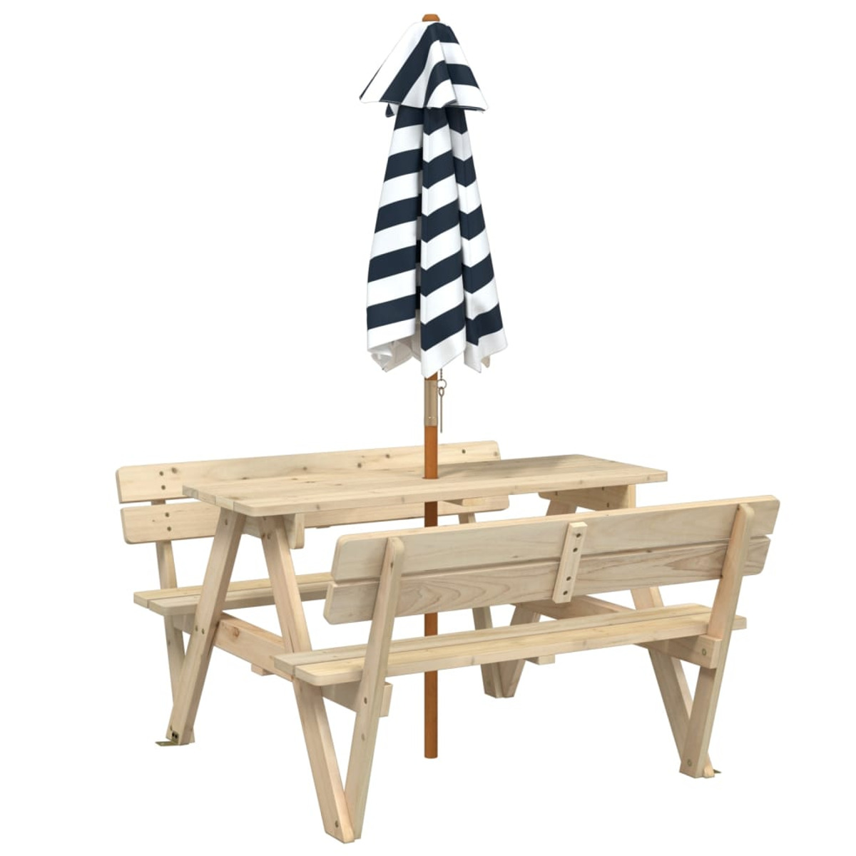 Ein Picknicktisch mit einem gestreiften Sonnenschirm. Er ist aus Holz und auf weißem Grund.