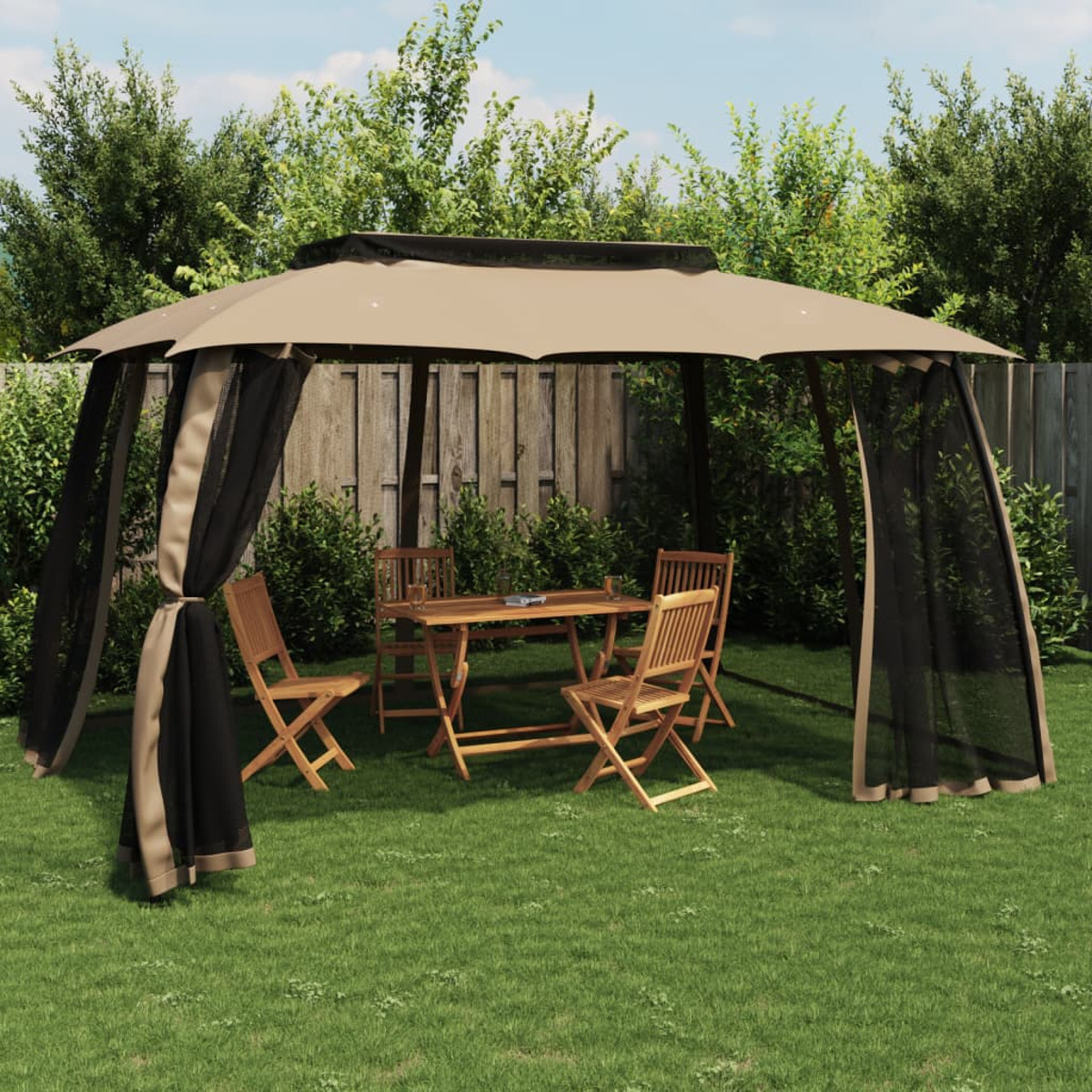 Gazebo con tetto beige e tende nere. Tavolo e sedie in legno sull'erba verde. Recinzione in legno sullo sfondo.