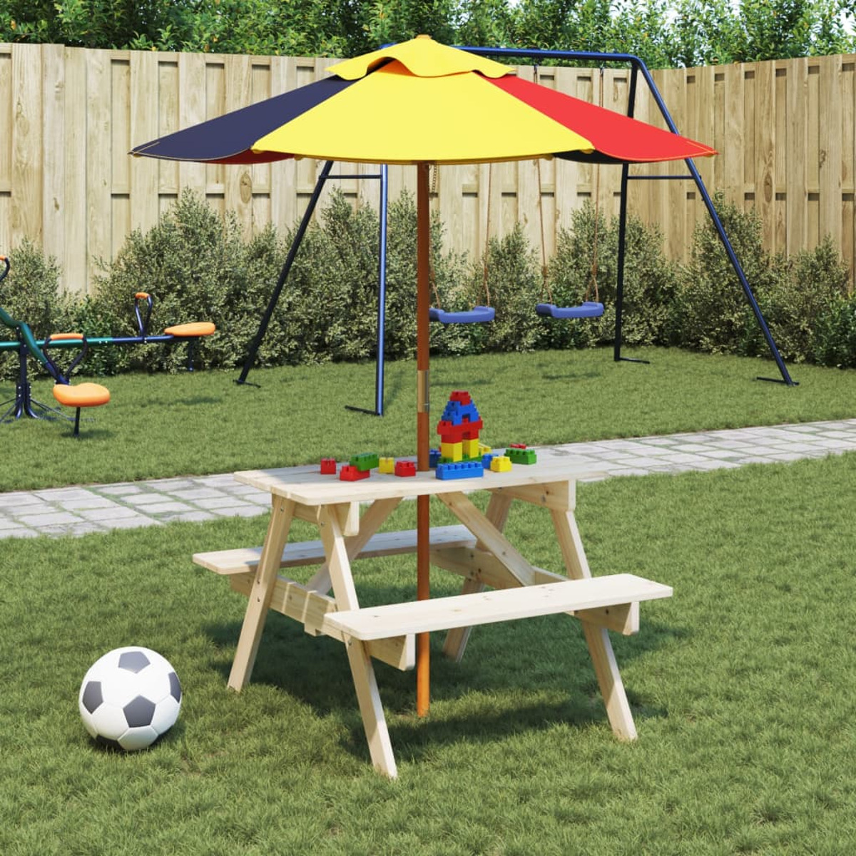 Picknicktisch aus Holz mit buntem Sonnenschirm, Spielzeug und Fußball im Garten.