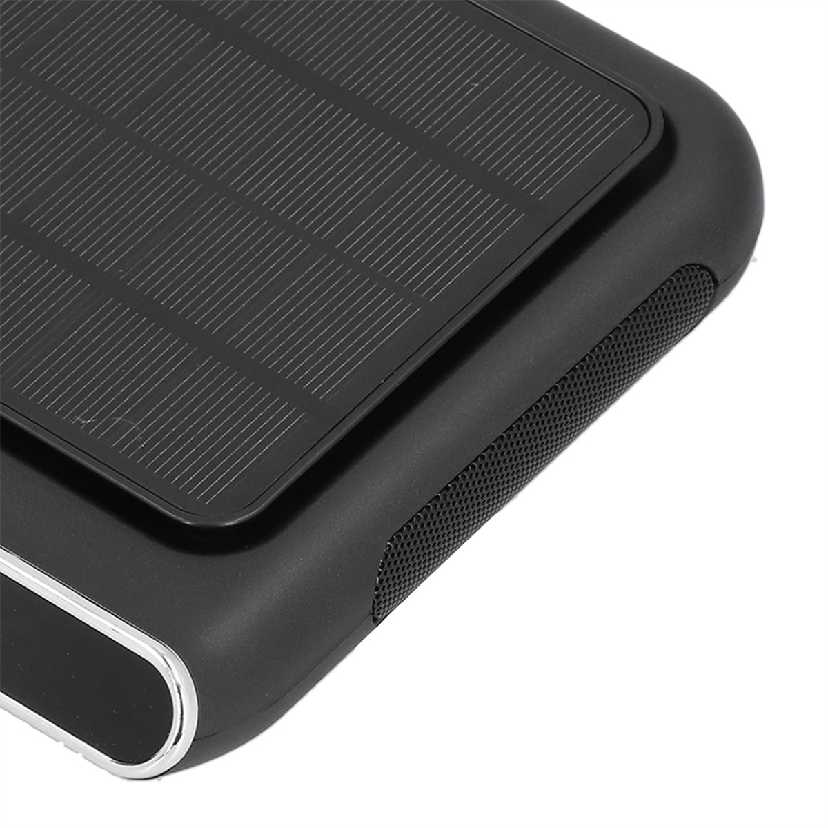 Schwarzes Gerät mit Solarpanel oben. Das Gerät hat einen Lautsprecher und einen gebogenen Silberrand.